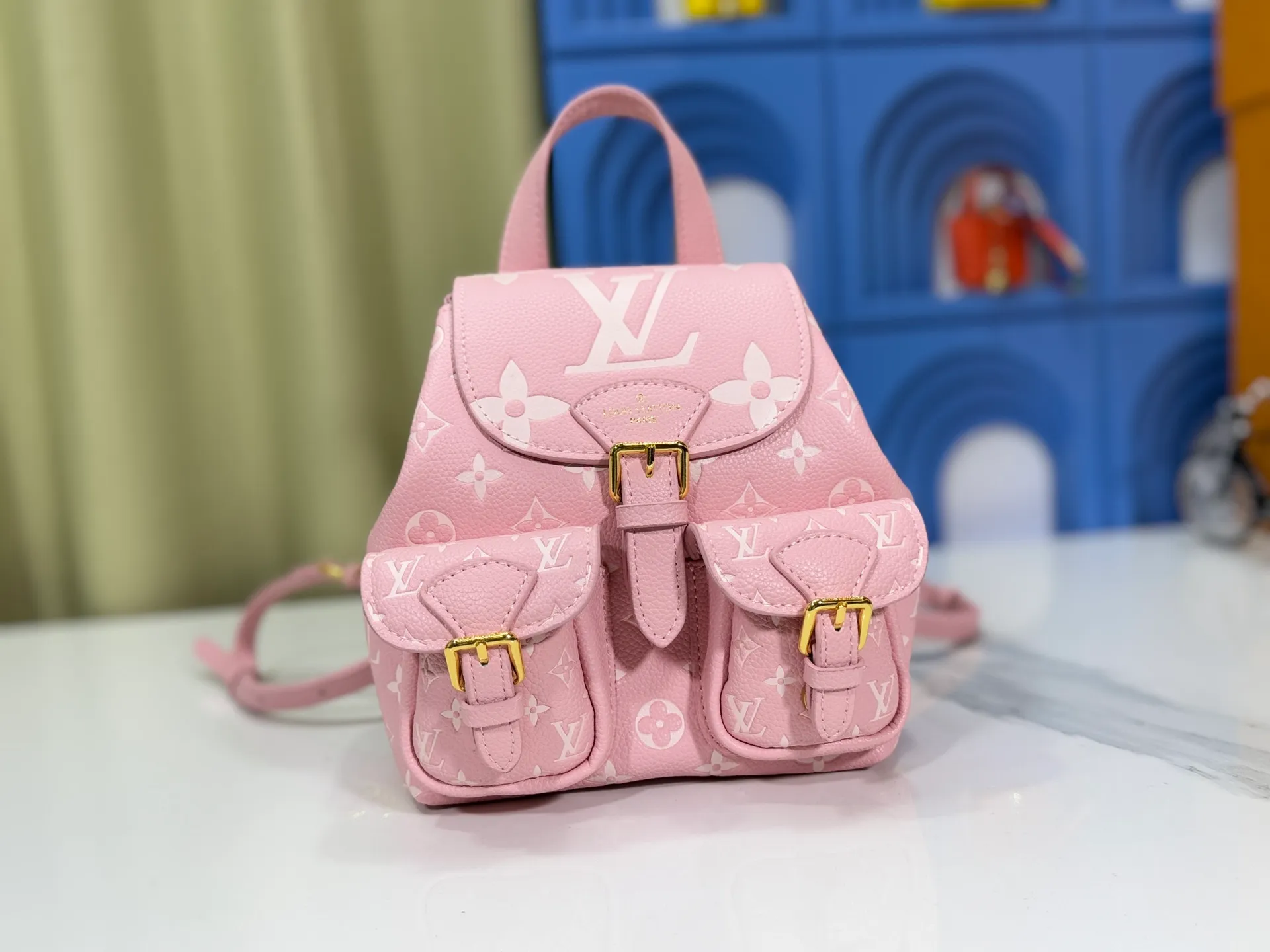 P260 Upgraded original M12987 M47074 M47072 M47106 This Backup backpack reinterprets the fresh tones of the LV Milky Way series with soft touches, using Monogram Empreinte leather with elegant metal hardware. Multiple pockets designed to easily store large wallets and travel essentials. Dimensions: 20.0 x 22.0 x 14.0 cm (length x height x width)