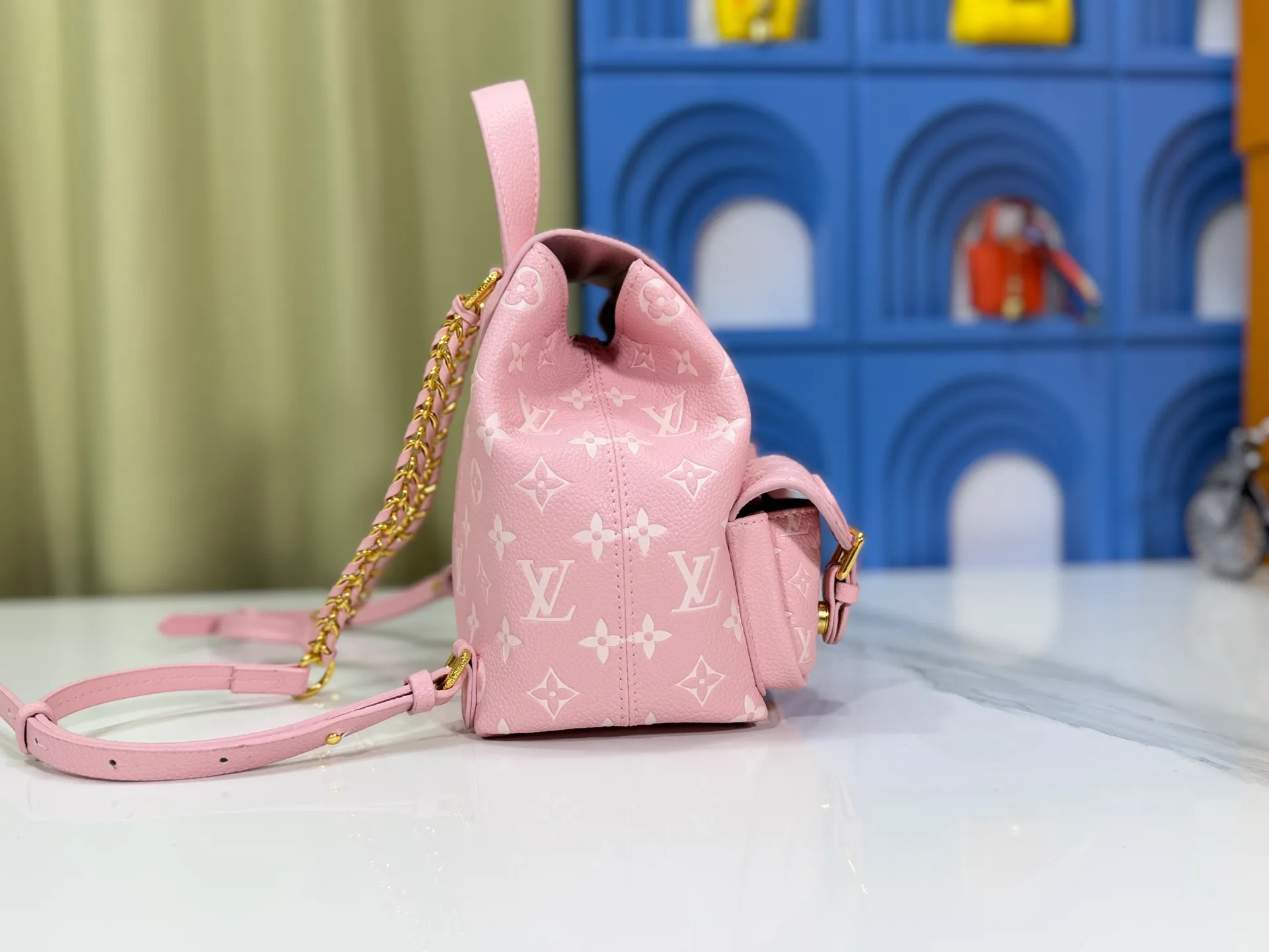 P260 Upgraded original M12987 M47074 M47072 M47106 This Backup backpack reinterprets the fresh tones of the LV Milky Way series with soft touches, using Monogram Empreinte leather with elegant metal hardware. Multiple pockets designed to easily store large wallets and travel essentials. Dimensions: 20.0 x 22.0 x 14.0 cm (length x height x width)