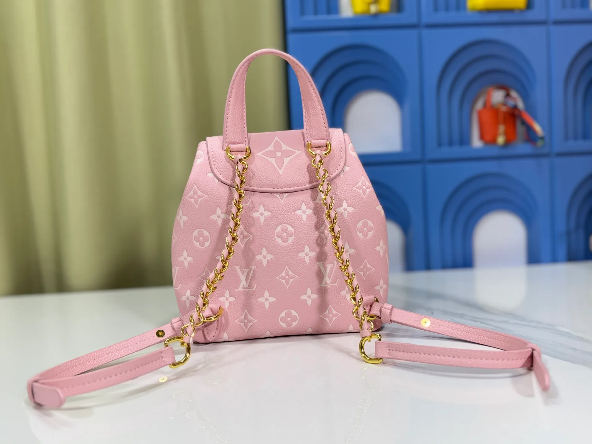 P260 Upgraded original M12987 M47074 M47072 M47106 This Backup backpack reinterprets the fresh tones of the LV Milky Way series with soft touches, using Monogram Empreinte leather with elegant metal hardware. Multiple pockets designed to easily store large wallets and travel essentials. Dimensions: 20.0 x 22.0 x 14.0 cm (length x height x width)