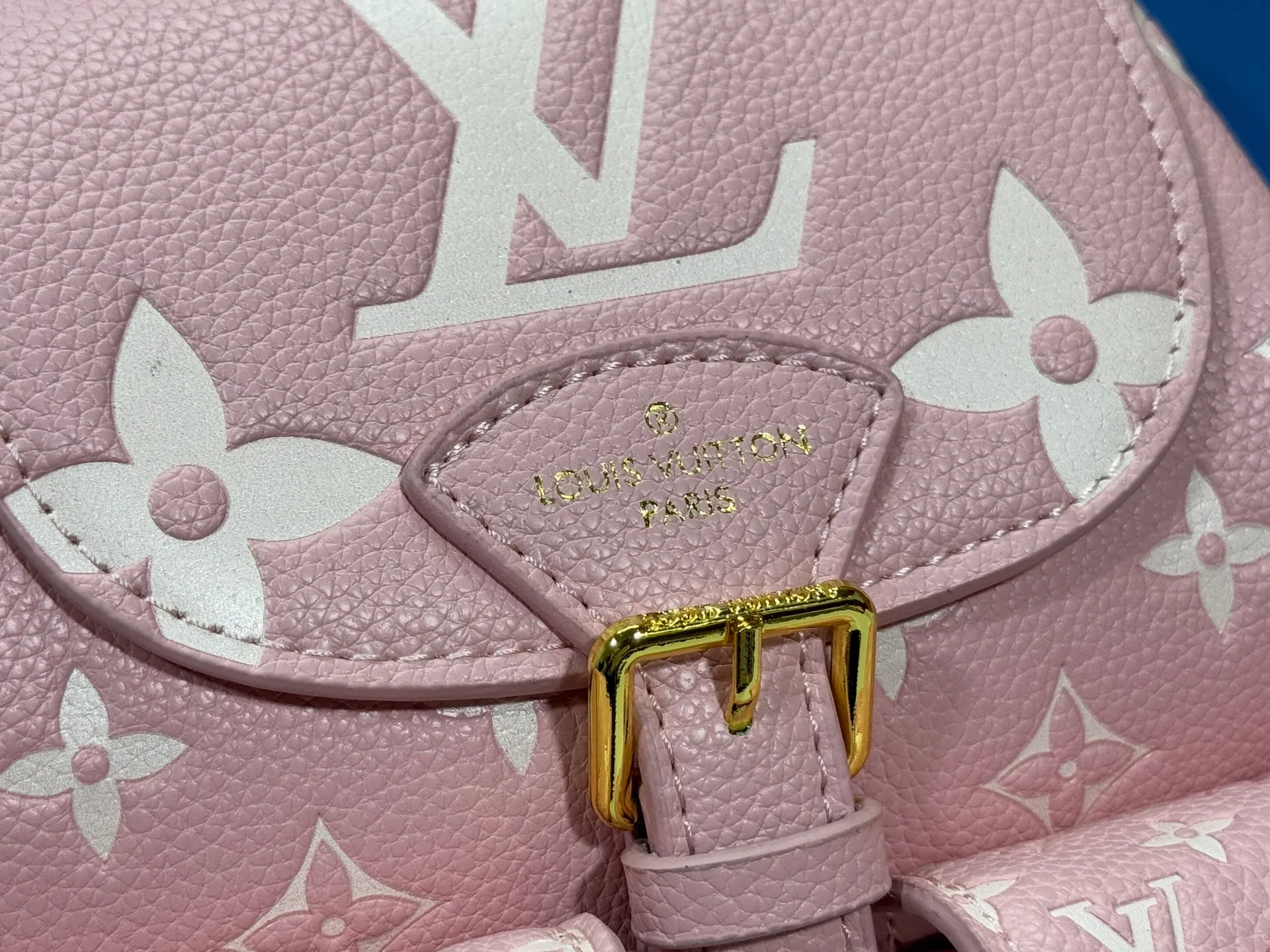 P260 Upgraded original M12987 M47074 M47072 M47106 This Backup backpack reinterprets the fresh tones of the LV Milky Way series with soft touches, using Monogram Empreinte leather with elegant metal hardware. Multiple pockets designed to easily store large wallets and travel essentials. Dimensions: 20.0 x 22.0 x 14.0 cm (length x height x width)