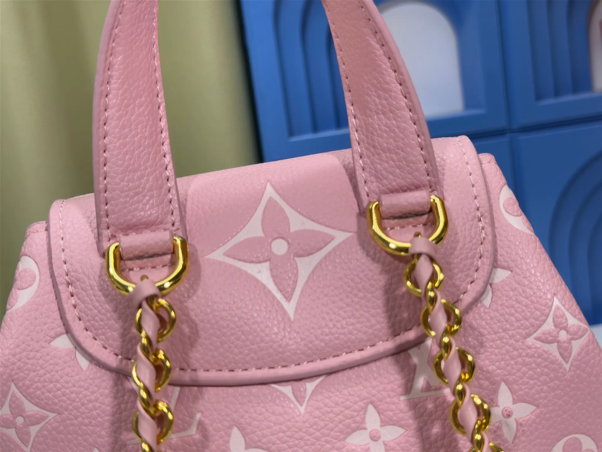 P260 Upgraded original M12987 M47074 M47072 M47106 This Backup backpack reinterprets the fresh tones of the LV Milky Way series with soft touches, using Monogram Empreinte leather with elegant metal hardware. Multiple pockets designed to easily store large wallets and travel essentials. Dimensions: 20.0 x 22.0 x 14.0 cm (length x height x width)