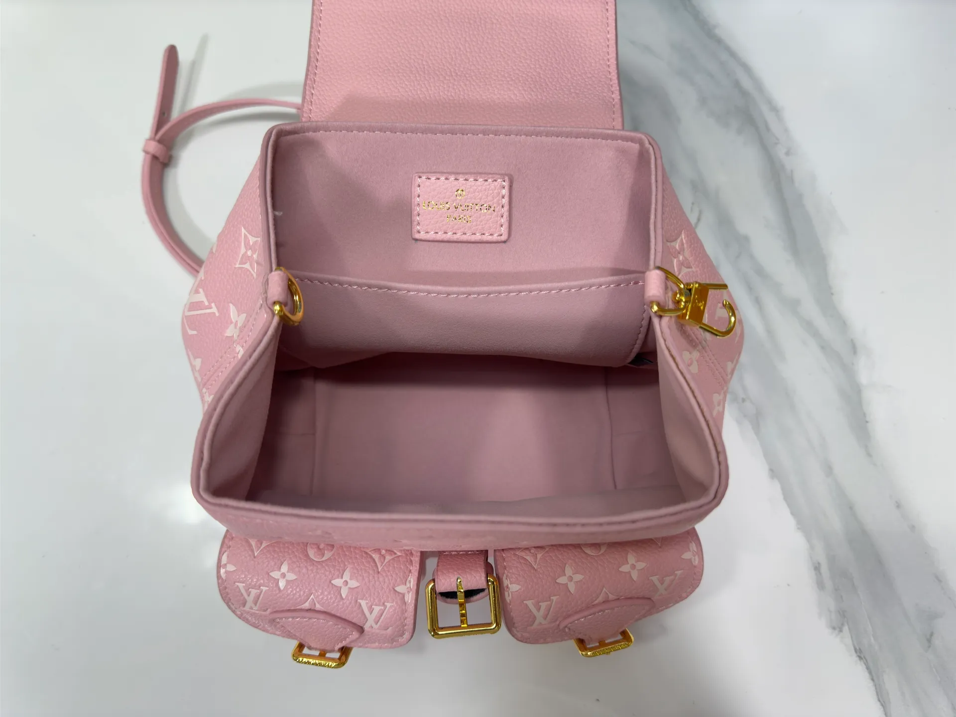 P260 Upgraded original M12987 M47074 M47072 M47106 This Backup backpack reinterprets the fresh tones of the LV Milky Way series with soft touches, using Monogram Empreinte leather with elegant metal hardware. Multiple pockets designed to easily store large wallets and travel essentials. Dimensions: 20.0 x 22.0 x 14.0 cm (length x height x width)