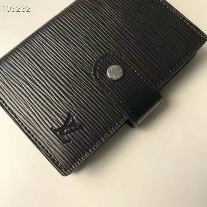 P140 Hot item shipped, model number M20005. This small notepad cover is made of Monogram canvas. It can hold three credit cards and can also be used as an address book, notebook or calendar. 10/12 cm (Length x Height) - Epi leather embossed with delicate LV initials and lined with interwoven textured leather - Button closure - Six-ring binder with three rings in sets, six credit card slots and two internal compartments - Notepad insert available separately