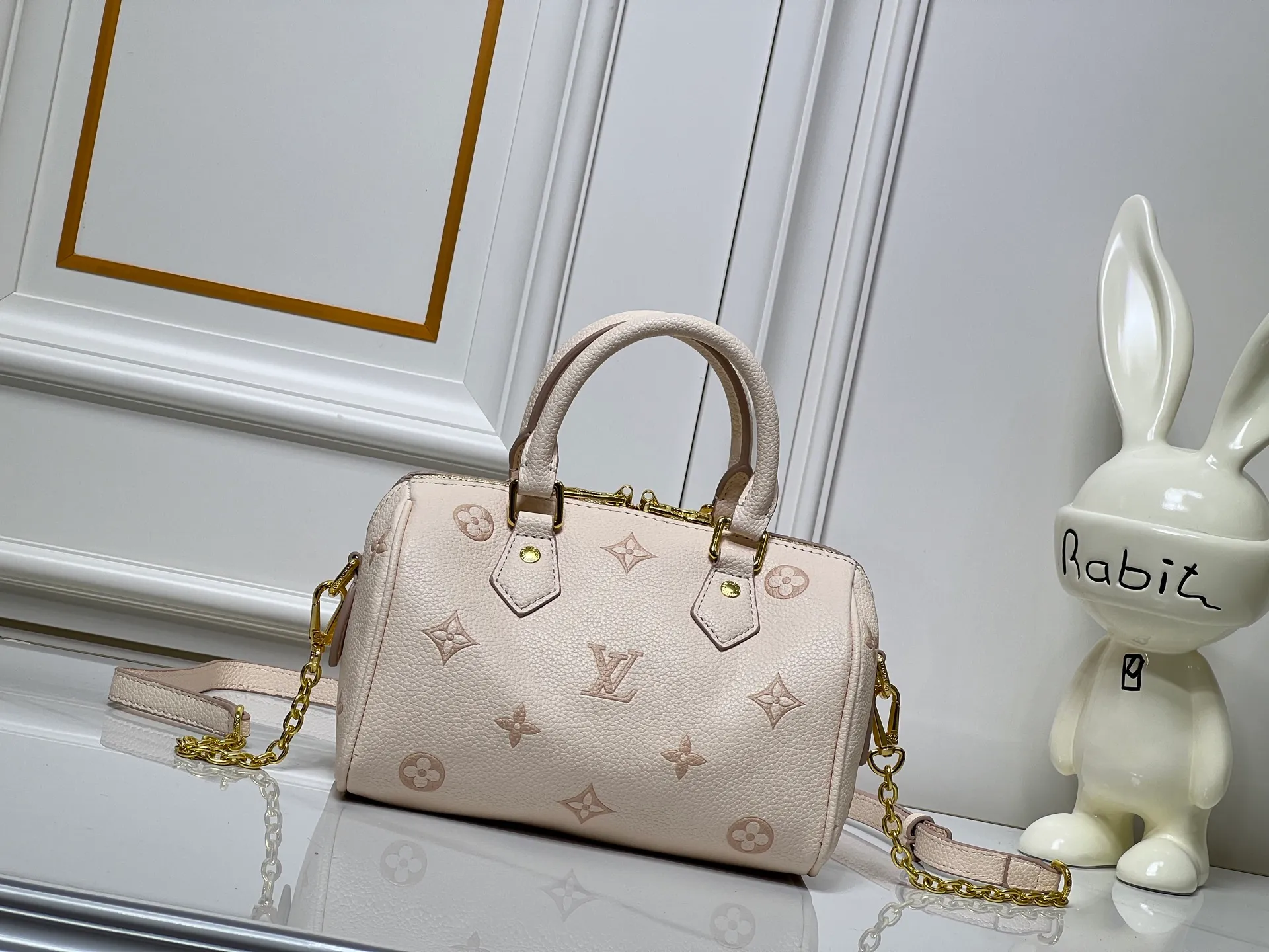 Batch 280💰Upgraded original M58953 M46234 M14291 Speedy Bandoulière 20 handbag is made of soft coated canvas, with the full-length Monogram pattern traced in colorful rainbow tones, highlighting the smart style of the Louis Vuitton x Murakami reissue series. The Toron handle and detachable shoulder strap are constructed of cow leather, the metal corners recall classic luggage elements, and the bow-shaped key bag and padlock add brand touches. Dimensions: 20.5 x 13.5 x 12.0 cm (length x height x width)