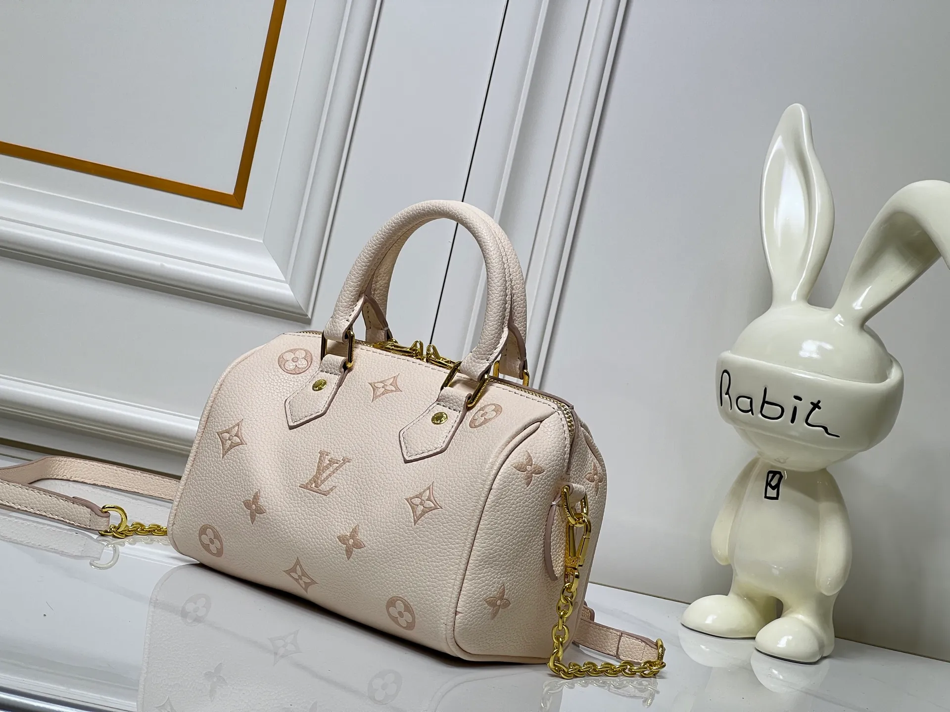 Batch 280💰Upgraded original M58953 M46234 M14291 Speedy Bandoulière 20 handbag is made of soft coated canvas, with the full-length Monogram pattern traced in colorful rainbow tones, highlighting the smart style of the Louis Vuitton x Murakami reissue series. The Toron handle and detachable shoulder strap are constructed of cow leather, the metal corners recall classic luggage elements, and the bow-shaped key bag and padlock add brand touches. Dimensions: 20.5 x 13.5 x 12.0 cm (length x height x width)