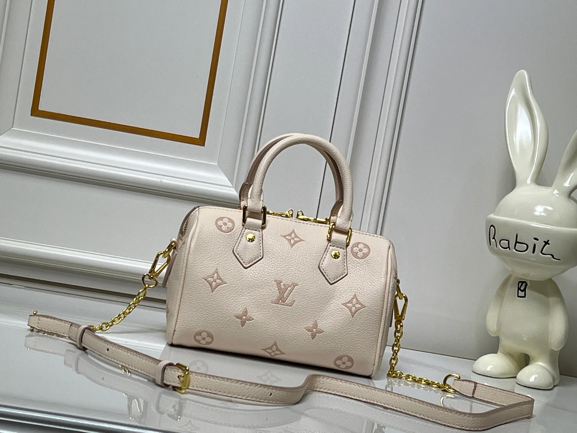 Batch 280💰Upgraded original M58953 M46234 M14291 Speedy Bandoulière 20 handbag is made of soft coated canvas, with the full-length Monogram pattern traced in colorful rainbow tones, highlighting the smart style of the Louis Vuitton x Murakami reissue series. The Toron handle and detachable shoulder strap are constructed of cow leather, the metal corners recall classic luggage elements, and the bow-shaped key bag and padlock add brand touches. Dimensions: 20.5 x 13.5 x 12.0 cm (length x height x width)