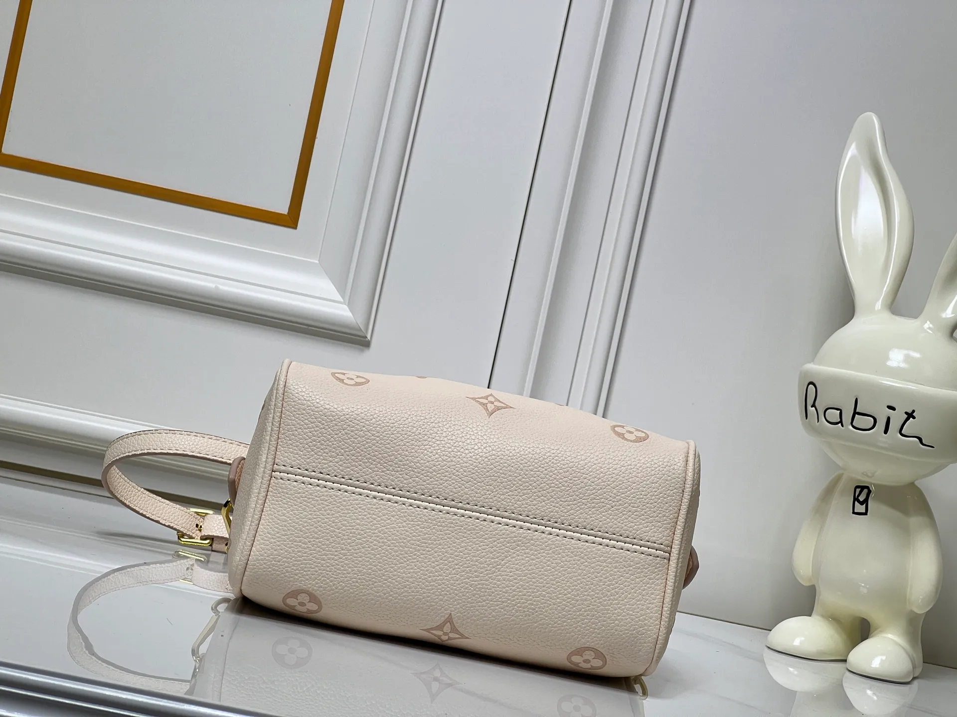 Batch 280💰Upgraded original M58953 M46234 M14291 Speedy Bandoulière 20 handbag is made of soft coated canvas, with the full-length Monogram pattern traced in colorful rainbow tones, highlighting the smart style of the Louis Vuitton x Murakami reissue series. The Toron handle and detachable shoulder strap are constructed of cow leather, the metal corners recall classic luggage elements, and the bow-shaped key bag and padlock add brand touches. Dimensions: 20.5 x 13.5 x 12.0 cm (length x height x width)