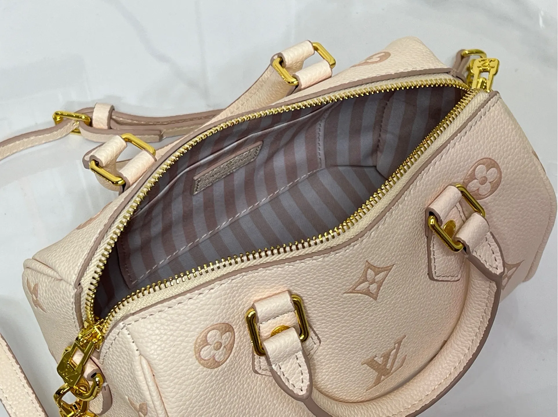 Batch 280💰Upgraded original M58953 M46234 M14291 Speedy Bandoulière 20 handbag is made of soft coated canvas, with the full-length Monogram pattern traced in colorful rainbow tones, highlighting the smart style of the Louis Vuitton x Murakami reissue series. The Toron handle and detachable shoulder strap are constructed of cow leather, the metal corners recall classic luggage elements, and the bow-shaped key bag and padlock add brand touches. Dimensions: 20.5 x 13.5 x 12.0 cm (length x height x width)