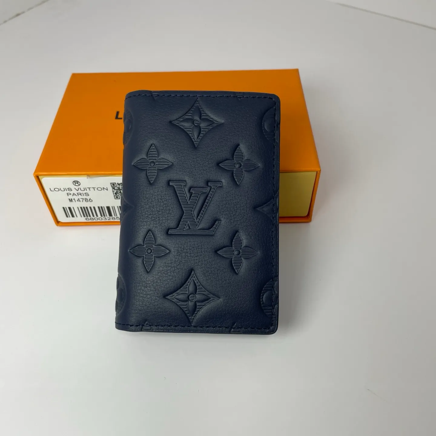 Factory price 280 [Top original order] M14786 blue card holder 👏👏 Louis Vuitton pocket wallet made of Monogram Shadow calfskin, an elegant choice for carrying daily items. The Monogram Shadow leather with classic Monogram embossing is soft in texture, compact in size and simple in appearance. It has several pockets and credit card slots inside. Dimensions: 7.5 x 11.0 x 1.0 cm