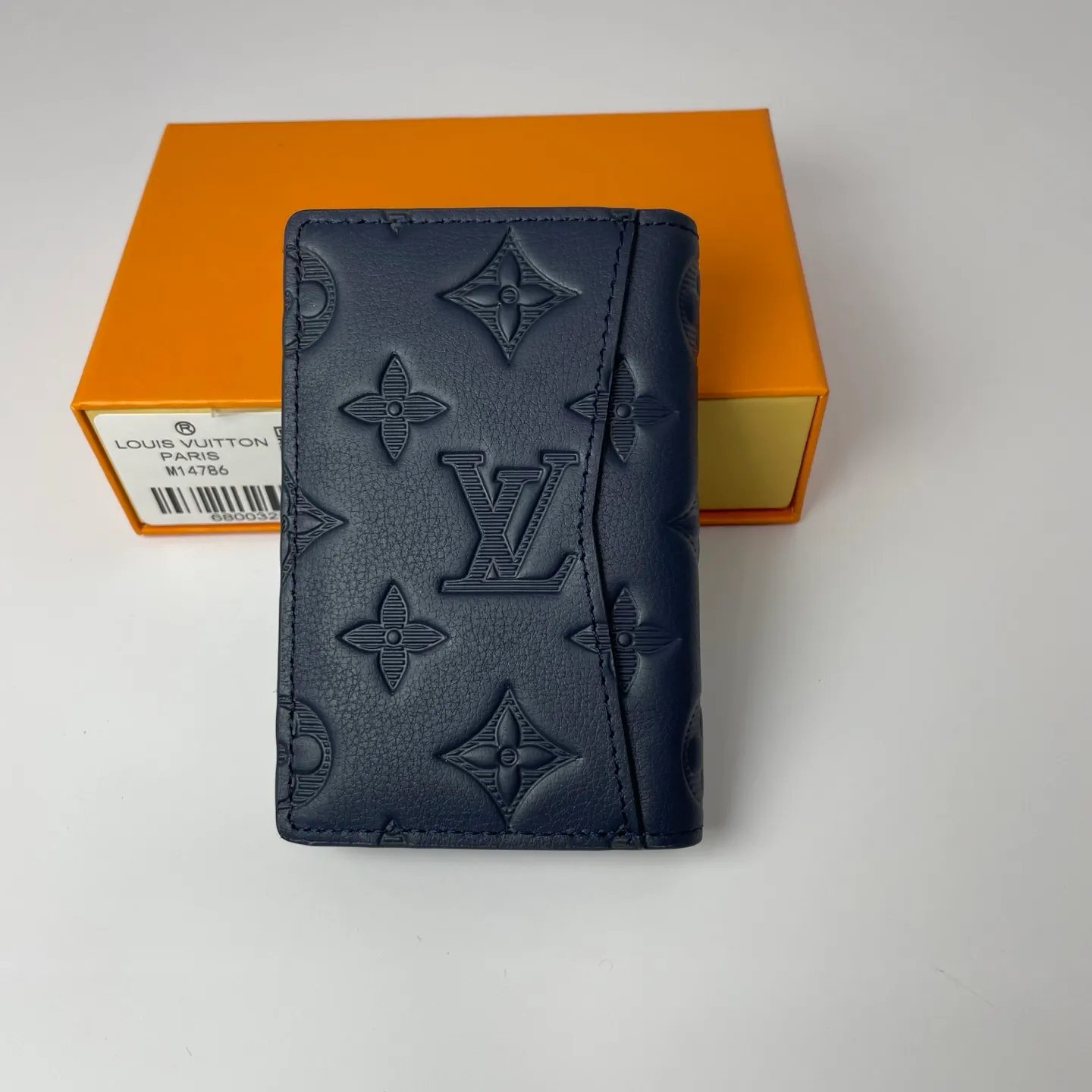 Factory price 280 [Top original order] M14786 blue card holder 👏👏 Louis Vuitton pocket wallet made of Monogram Shadow calfskin, an elegant choice for carrying daily items. The Monogram Shadow leather with classic Monogram embossing is soft in texture, compact in size and simple in appearance. It has several pockets and credit card slots inside. Dimensions: 7.5 x 11.0 x 1.0 cm