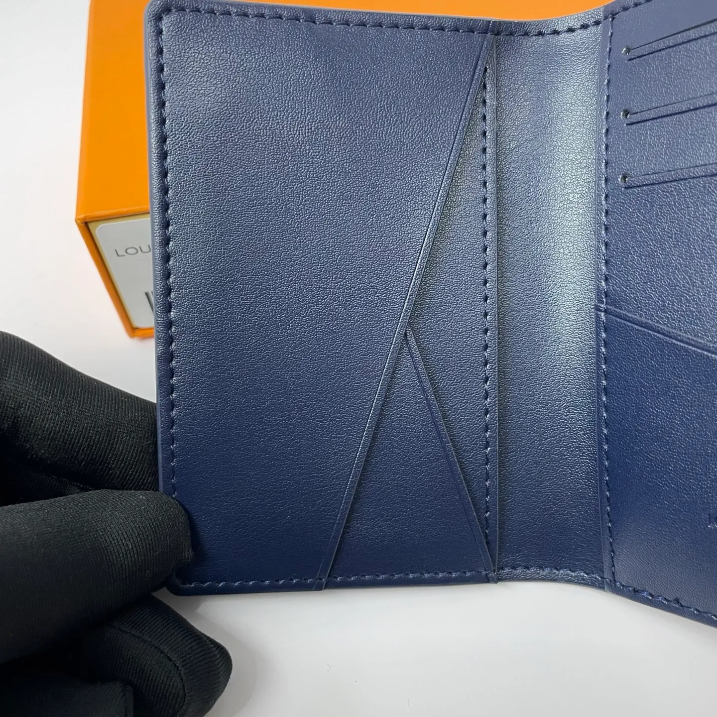 Factory price 280 [Top original order] M14786 blue card holder 👏👏 Louis Vuitton pocket wallet made of Monogram Shadow calfskin, an elegant choice for carrying daily items. The Monogram Shadow leather with classic Monogram embossing is soft in texture, compact in size and simple in appearance. It has several pockets and credit card slots inside. Dimensions: 7.5 x 11.0 x 1.0 cm