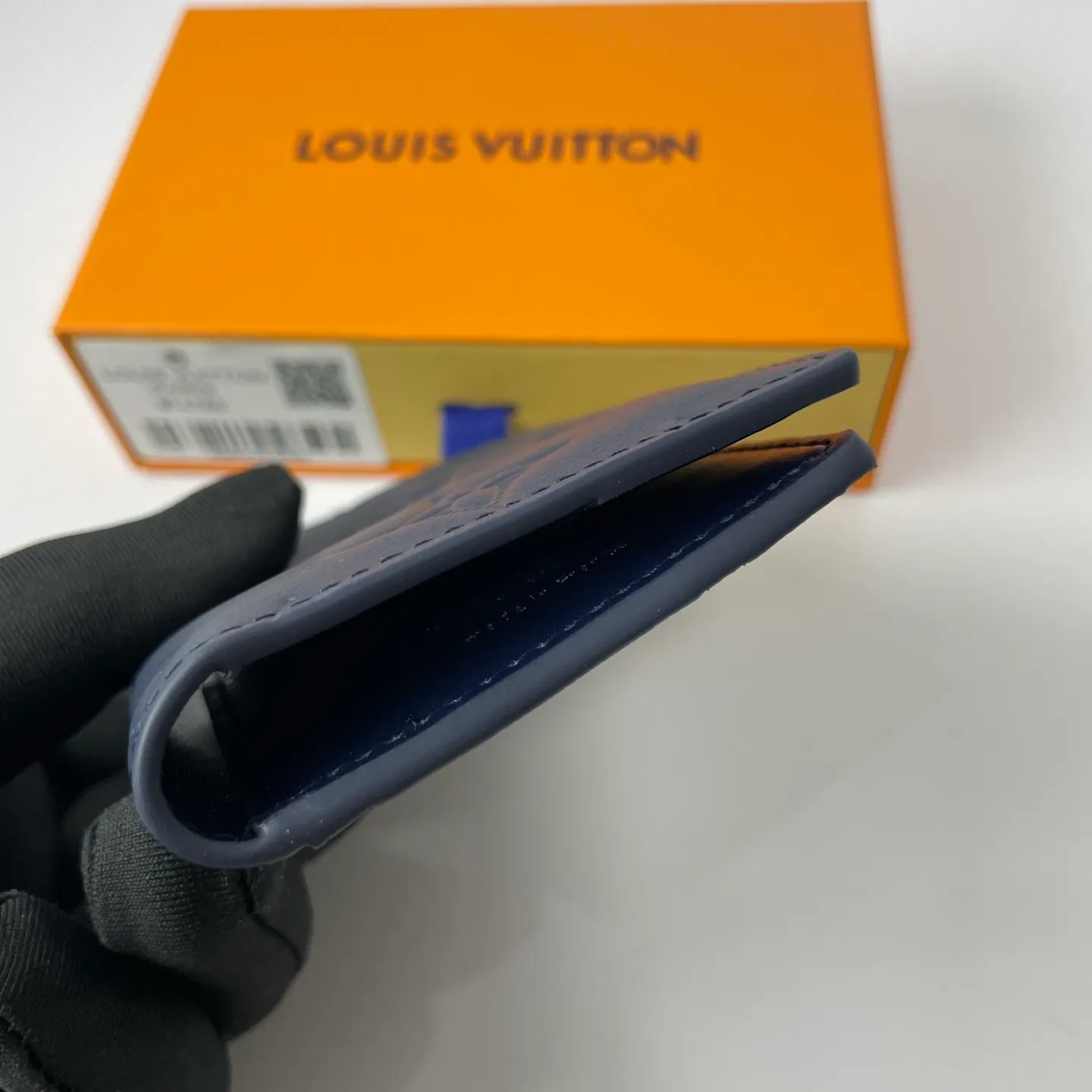 Factory price 280 [Top original order] M14786 blue card holder 👏👏 Louis Vuitton pocket wallet made of Monogram Shadow calfskin, an elegant choice for carrying daily items. The Monogram Shadow leather with classic Monogram embossing is soft in texture, compact in size and simple in appearance. It has several pockets and credit card slots inside. Dimensions: 7.5 x 11.0 x 1.0 cm