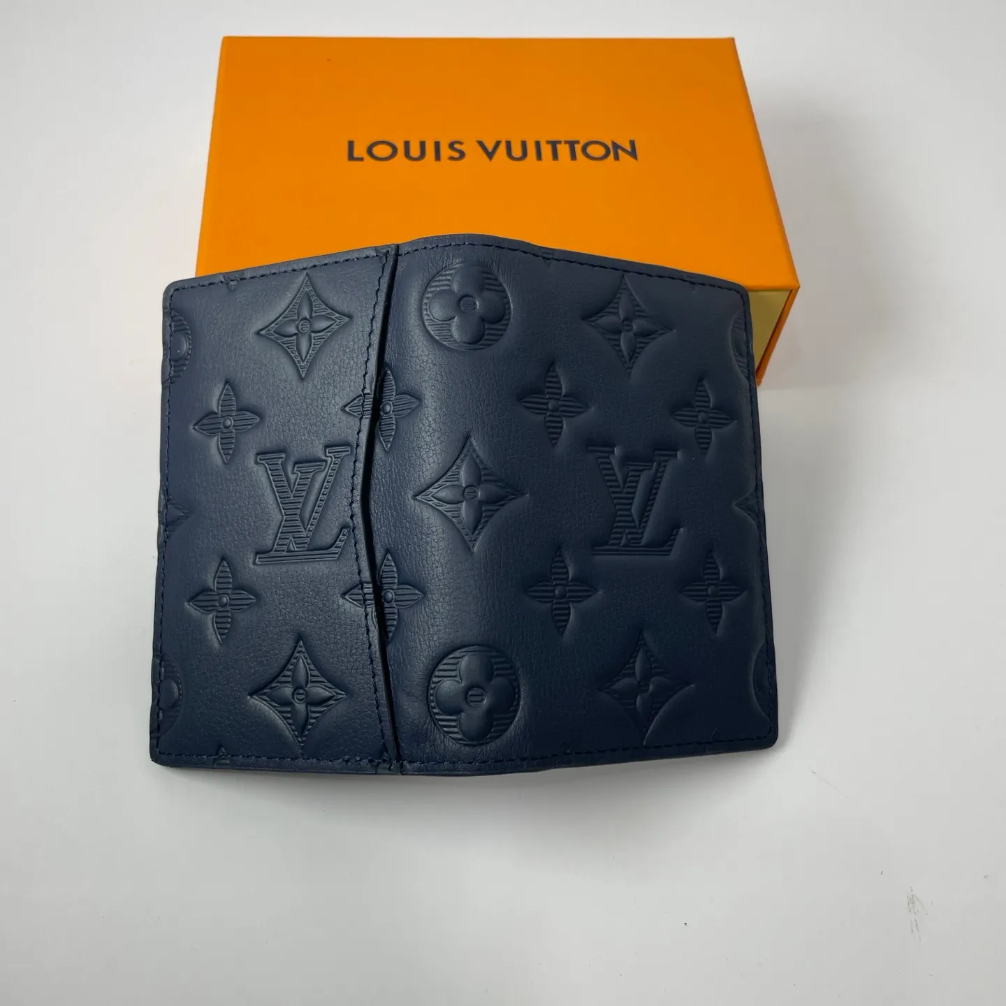 Factory price 280 [Top original order] M14786 blue card holder 👏👏 Louis Vuitton pocket wallet made of Monogram Shadow calfskin, an elegant choice for carrying daily items. The Monogram Shadow leather with classic Monogram embossing is soft in texture, compact in size and simple in appearance. It has several pockets and credit card slots inside. Dimensions: 7.5 x 11.0 x 1.0 cm