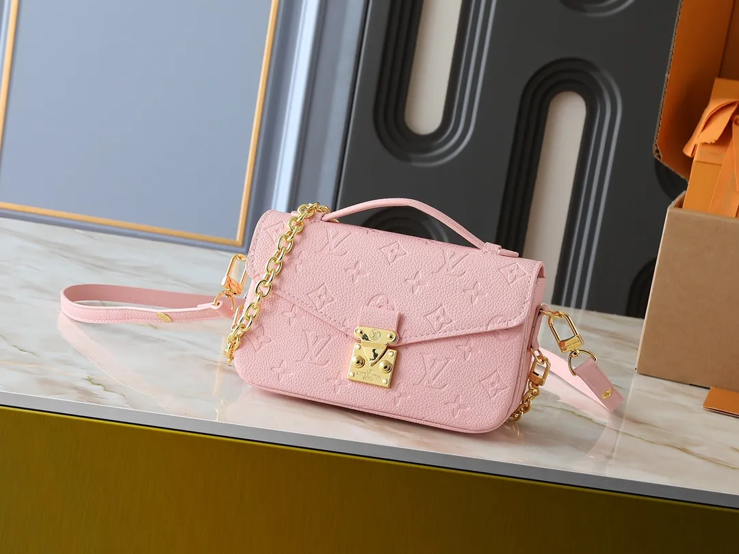 💰220💰Upgraded from the original M47045 M23940 M46595 M22942 M23081 M46596 M46279 This Pochette Métis East West handbag is made of Monogram Empreinte embossed leather, showing the fusion of brand style and modern elements. The traditional S-lock clasp and detachable short chain have a metallic sheen, and the sophisticated construction includes a neat interior and adjustable shoulder straps for easy urban mobility. Dimensions: 21.5 x 13.5 x 6.0 cm (length x height x width)