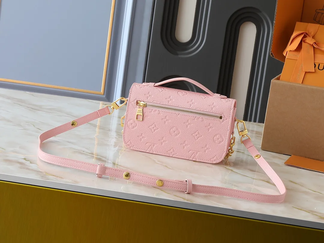 💰220💰Upgraded from the original M47045 M23940 M46595 M22942 M23081 M46596 M46279 This Pochette Métis East West handbag is made of Monogram Empreinte embossed leather, showing the fusion of brand style and modern elements. The traditional S-lock clasp and detachable short chain have a metallic sheen, and the sophisticated construction includes a neat interior and adjustable shoulder straps for easy urban mobility. Dimensions: 21.5 x 13.5 x 6.0 cm (length x height x width)