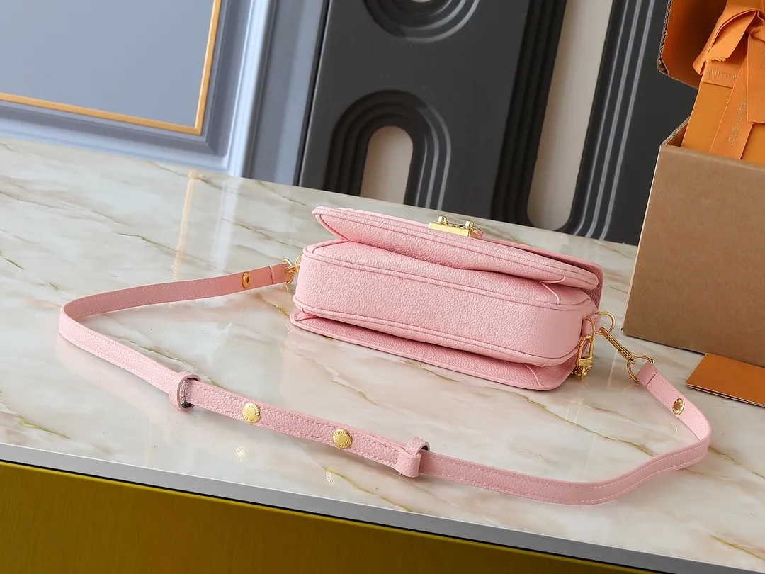 💰220💰Upgraded from the original M47045 M23940 M46595 M22942 M23081 M46596 M46279 This Pochette Métis East West handbag is made of Monogram Empreinte embossed leather, showing the fusion of brand style and modern elements. The traditional S-lock clasp and detachable short chain have a metallic sheen, and the sophisticated construction includes a neat interior and adjustable shoulder straps for easy urban mobility. Dimensions: 21.5 x 13.5 x 6.0 cm (length x height x width)