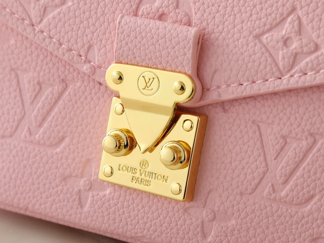 💰220💰Upgraded from the original M47045 M23940 M46595 M22942 M23081 M46596 M46279 This Pochette Métis East West handbag is made of Monogram Empreinte embossed leather, showing the fusion of brand style and modern elements. The traditional S-lock clasp and detachable short chain have a metallic sheen, and the sophisticated construction includes a neat interior and adjustable shoulder straps for easy urban mobility. Dimensions: 21.5 x 13.5 x 6.0 cm (length x height x width)
