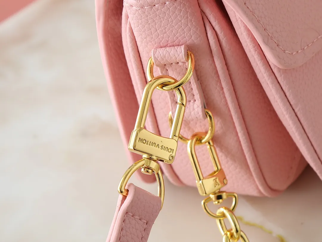 💰220💰Upgraded from the original M47045 M23940 M46595 M22942 M23081 M46596 M46279 This Pochette Métis East West handbag is made of Monogram Empreinte embossed leather, showing the fusion of brand style and modern elements. The traditional S-lock clasp and detachable short chain have a metallic sheen, and the sophisticated construction includes a neat interior and adjustable shoulder straps for easy urban mobility. Dimensions: 21.5 x 13.5 x 6.0 cm (length x height x width)
