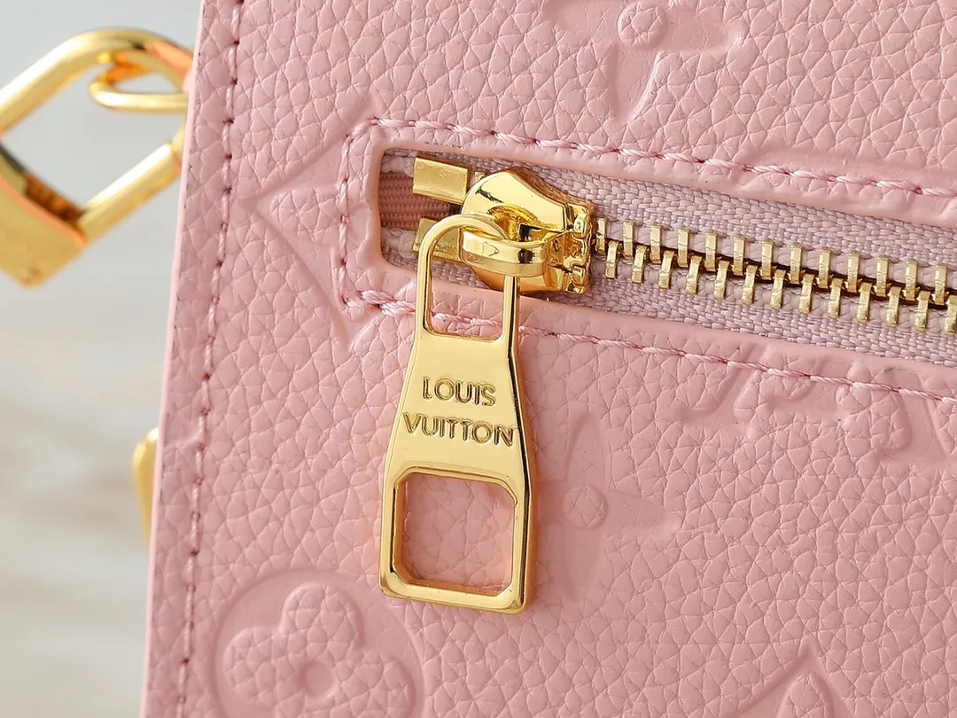 💰220💰Upgraded from the original M47045 M23940 M46595 M22942 M23081 M46596 M46279 This Pochette Métis East West handbag is made of Monogram Empreinte embossed leather, showing the fusion of brand style and modern elements. The traditional S-lock clasp and detachable short chain have a metallic sheen, and the sophisticated construction includes a neat interior and adjustable shoulder straps for easy urban mobility. Dimensions: 21.5 x 13.5 x 6.0 cm (length x height x width)
