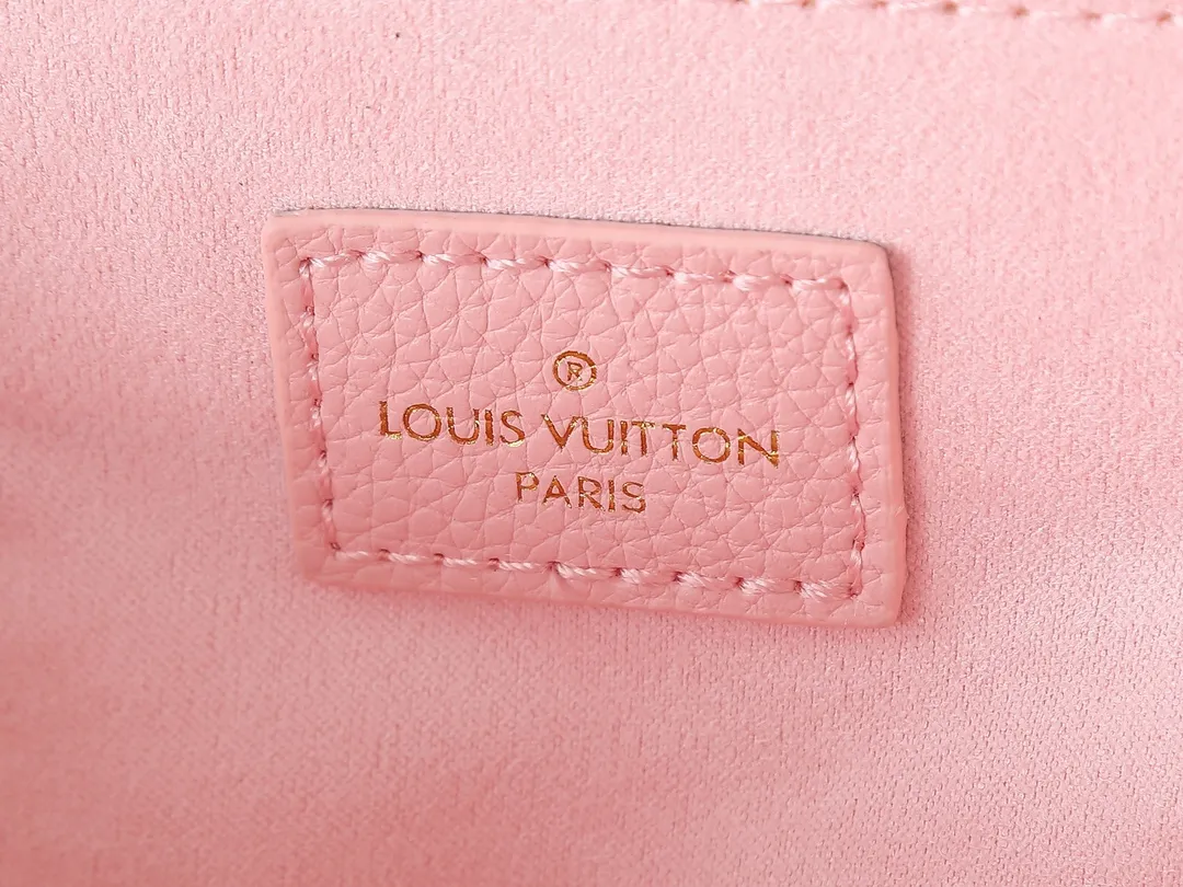 💰220💰Upgraded from the original M47045 M23940 M46595 M22942 M23081 M46596 M46279 This Pochette Métis East West handbag is made of Monogram Empreinte embossed leather, showing the fusion of brand style and modern elements. The traditional S-lock clasp and detachable short chain have a metallic sheen, and the sophisticated construction includes a neat interior and adjustable shoulder straps for easy urban mobility. Dimensions: 21.5 x 13.5 x 6.0 cm (length x height x width)