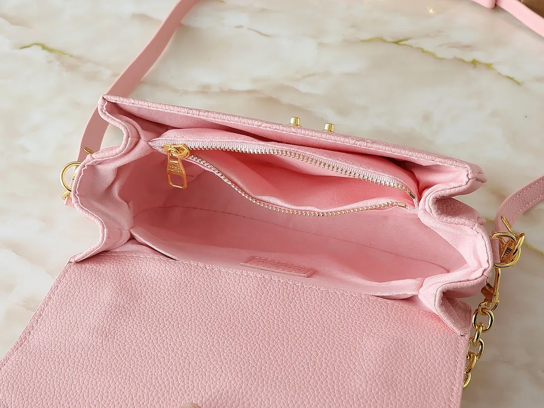 💰220💰Upgraded from the original M47045 M23940 M46595 M22942 M23081 M46596 M46279 This Pochette Métis East West handbag is made of Monogram Empreinte embossed leather, showing the fusion of brand style and modern elements. The traditional S-lock clasp and detachable short chain have a metallic sheen, and the sophisticated construction includes a neat interior and adjustable shoulder straps for easy urban mobility. Dimensions: 21.5 x 13.5 x 6.0 cm (length x height x width)