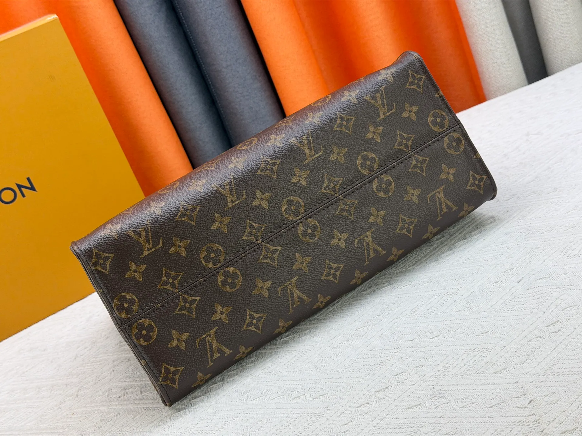 P280 Upgraded original version (latest color) M10303 M45495 M45039 M45321 M44571 This OnTheGo medium Tote bag is printed and dyed with the Medium Monogram pattern and then embossed on the soft grained cow leather. Its ample interior can accommodate a laptop and other office supplies, and the long and short handles are easy to carry or carry on the shoulder. Dimensions: 35.0 x 27.0 x 14.0 cm