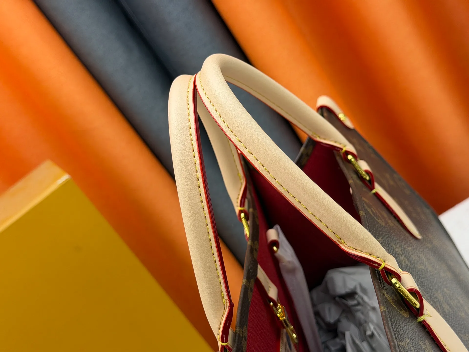 P280 Upgraded original version (latest color) M10303 M45495 M45039 M45321 M44571 This OnTheGo medium Tote bag is printed and dyed with the Medium Monogram pattern and then embossed on the soft grained cow leather. Its ample interior can accommodate a laptop and other office supplies, and the long and short handles are easy to carry or carry on the shoulder. Dimensions: 35.0 x 27.0 x 14.0 cm