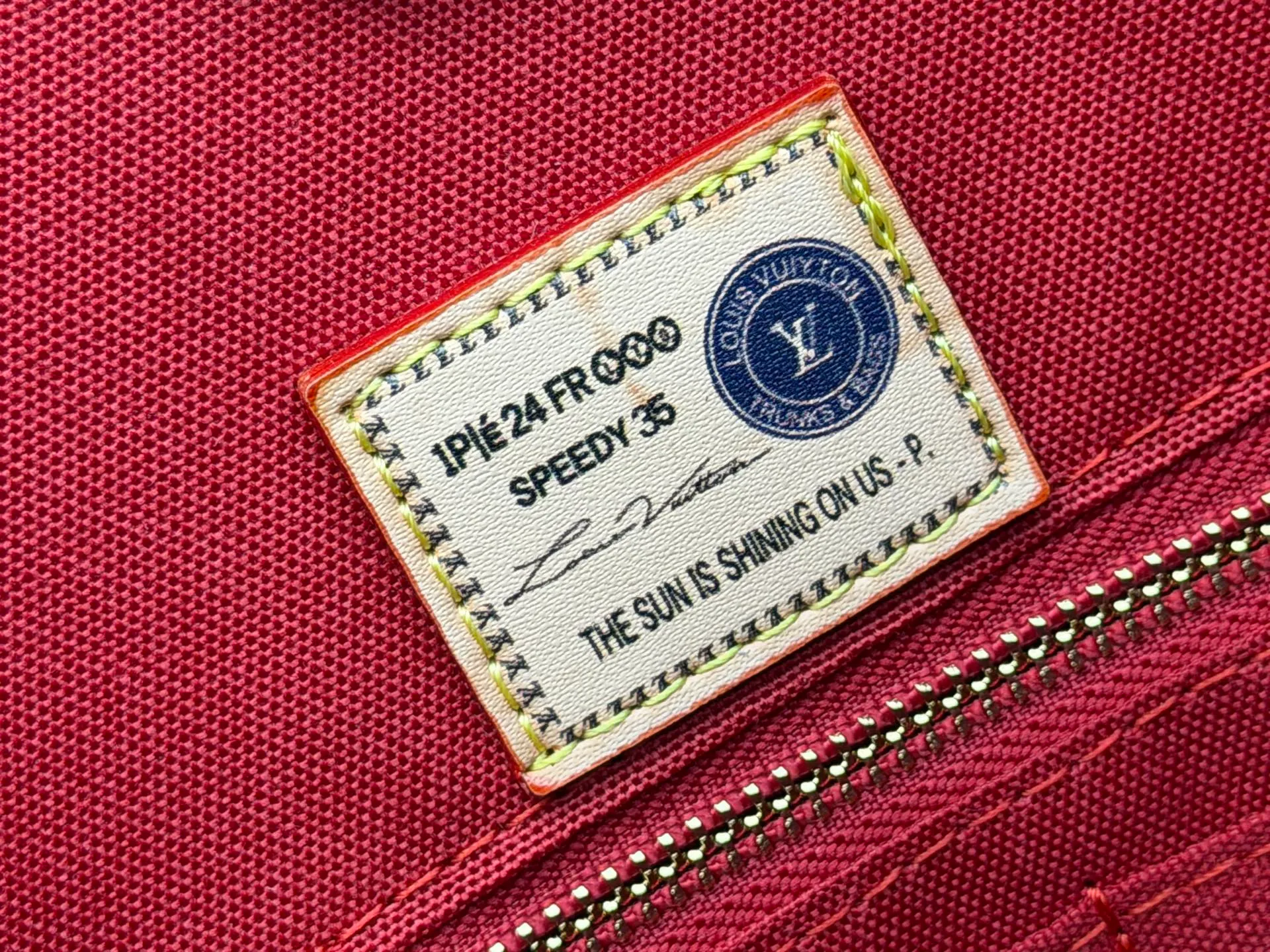 P280 Upgraded original version (latest color) M10303 M45495 M45039 M45321 M44571 This OnTheGo medium Tote bag is printed and dyed with the Medium Monogram pattern and then embossed on the soft grained cow leather. Its ample interior can accommodate a laptop and other office supplies, and the long and short handles are easy to carry or carry on the shoulder. Dimensions: 35.0 x 27.0 x 14.0 cm