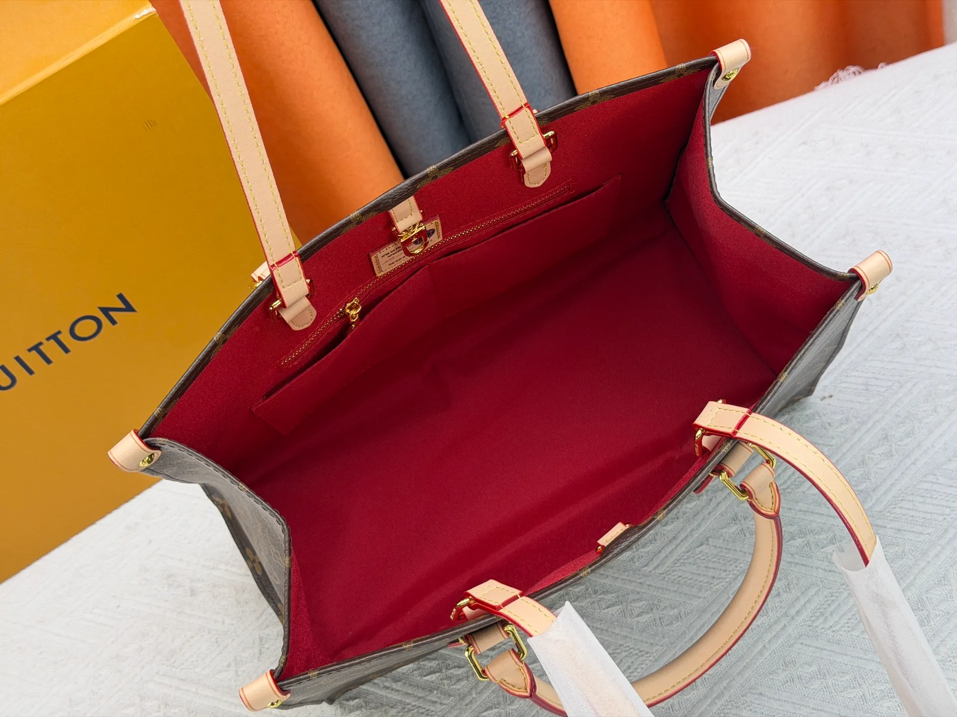 P280 Upgraded original version (latest color) M10303 M45495 M45039 M45321 M44571 This OnTheGo medium Tote bag is printed and dyed with the Medium Monogram pattern and then embossed on the soft grained cow leather. Its ample interior can accommodate a laptop and other office supplies, and the long and short handles are easy to carry or carry on the shoulder. Dimensions: 35.0 x 27.0 x 14.0 cm