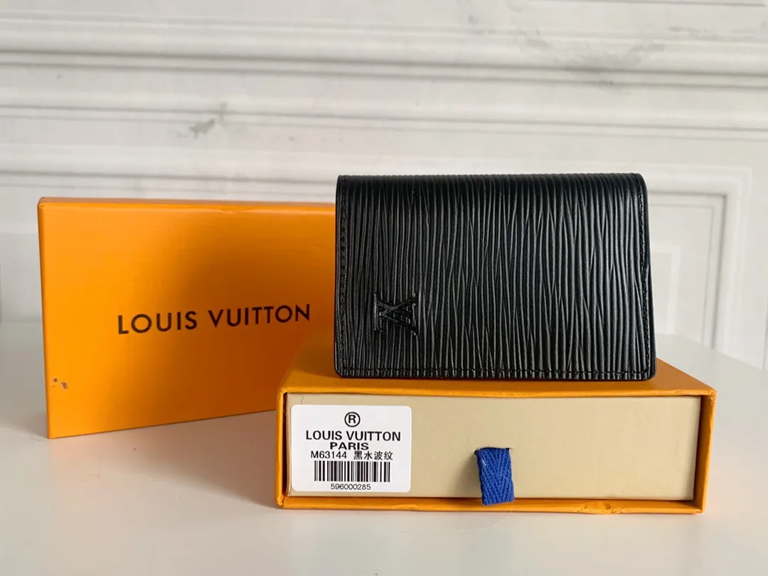 💰80 💎Small card holder Louis vuitton's pocket leather wallet has seven compartments, which can hold credit cards, bus cards, business cards, and even city maps. Damier canvas, leather-bound - two credit card compartments - four inner compartments - one outer compartment. ❤️ Model M63144 Size 7X11.