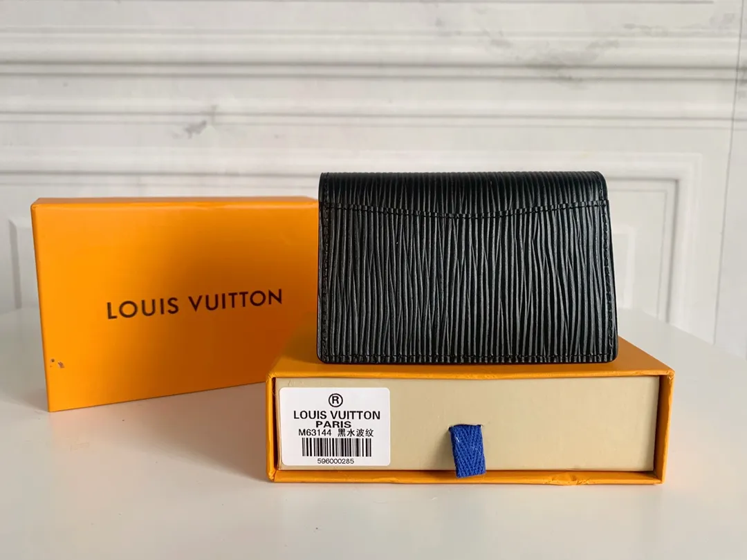 💰80 💎Small card holder Louis vuitton's pocket leather wallet has seven compartments, which can hold credit cards, bus cards, business cards, and even city maps. Damier canvas, leather-bound - two credit card compartments - four inner compartments - one outer compartment. ❤️ Model M63144 Size 7X11.