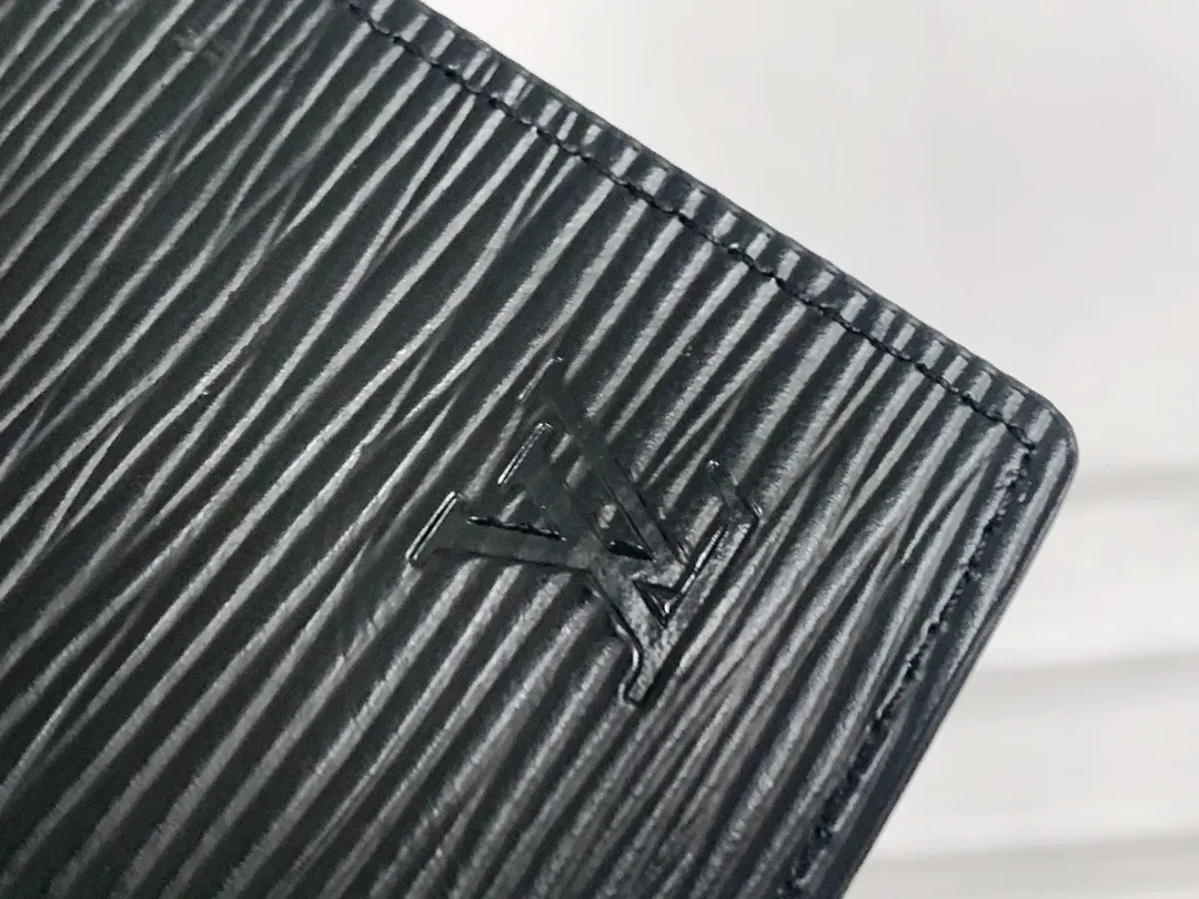 💰80 💎Small card holder Louis vuitton's pocket leather wallet has seven compartments, which can hold credit cards, bus cards, business cards, and even city maps. Damier canvas, leather-bound - two credit card compartments - four inner compartments - one outer compartment. ❤️ Model M63144 Size 7X11.