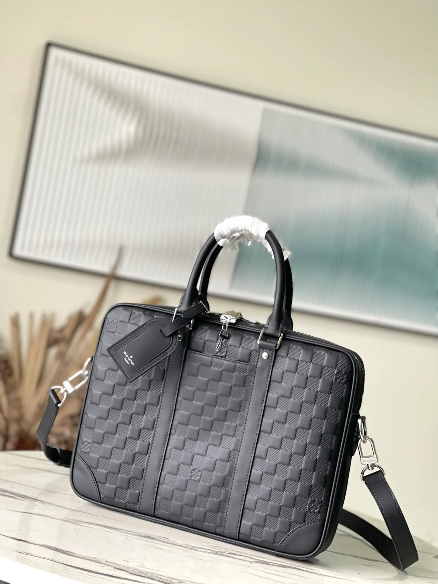 💰1080 (top layer leather) top quality original N40444 embossed pattern This Voyage small briefcase is made of Damier Infini cow leather, with checkerboard embossing to convey elegance. Leather cut-out handles and a removable name tag, and a removable and adjustable shoulder strap complete the functional design. Detailed features: 36.5 x 27.5 x 6 cm (length x height x width)