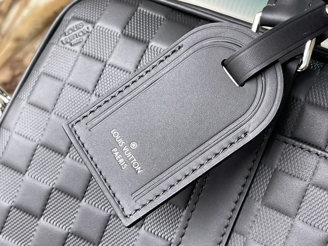 💰1080 (top layer leather) top quality original N40444 embossed pattern This Voyage small briefcase is made of Damier Infini cow leather, with checkerboard embossing to convey elegance. Leather cut-out handles and a removable name tag, and a removable and adjustable shoulder strap complete the functional design. Detailed features: 36.5 x 27.5 x 6 cm (length x height x width)