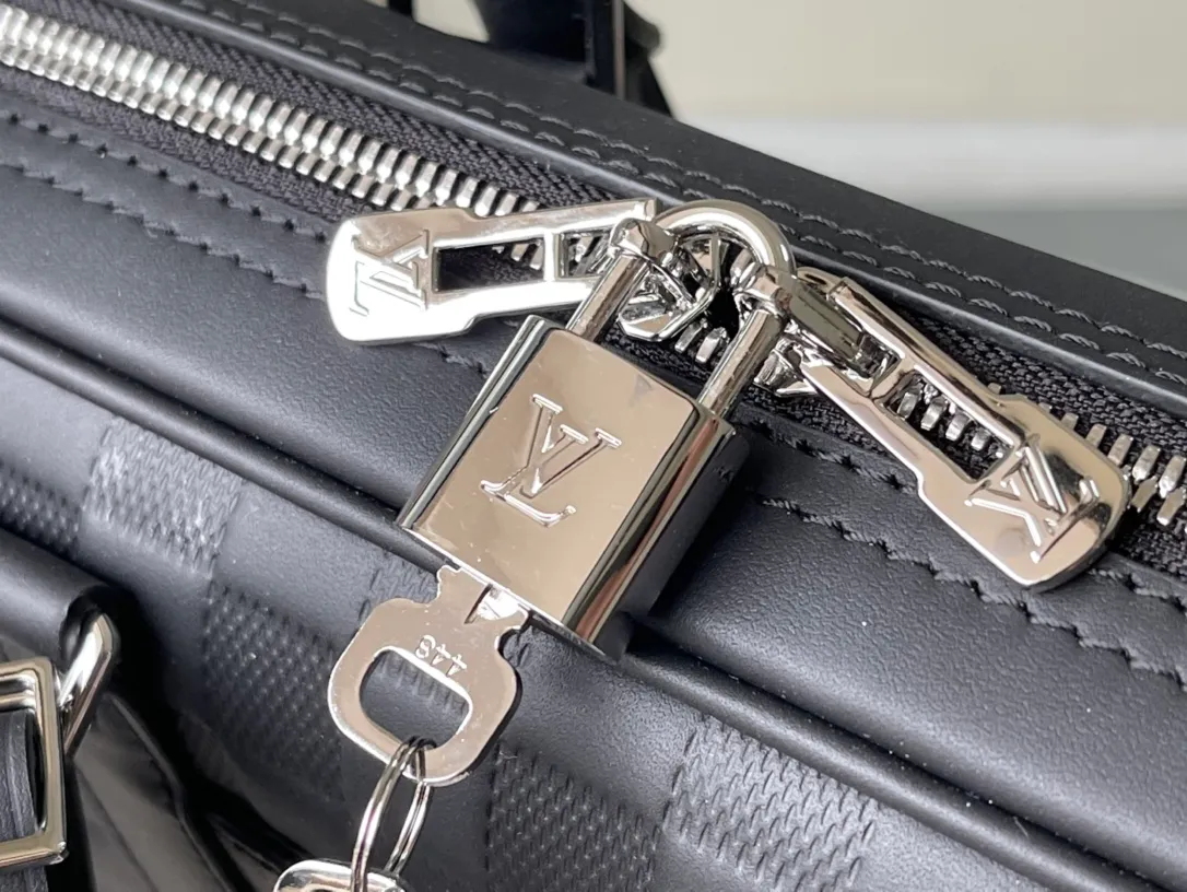 💰1080 (top layer leather) top quality original N40444 embossed pattern This Voyage small briefcase is made of Damier Infini cow leather, with checkerboard embossing to convey elegance. Leather cut-out handles and a removable name tag, and a removable and adjustable shoulder strap complete the functional design. Detailed features: 36.5 x 27.5 x 6 cm (length x height x width)