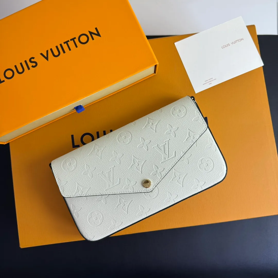 💰150 💎Upgraded original version🇫🇷Exclusive real shot# 💖This Pochette Félicie three-in-one💖chain bag is made of Monogram Empreinte leather, with subtle embossing to present Louis Vuitton’s classic Monogram pattern. The envelope-style construction offers ample interior space, and includes a removable zippered pocket and card compartment. Attach the chain to explore more modern carrying options. Model: M64065 white / 61276 Dimensions: 21 x 12 x 3 cm (length x height x width)