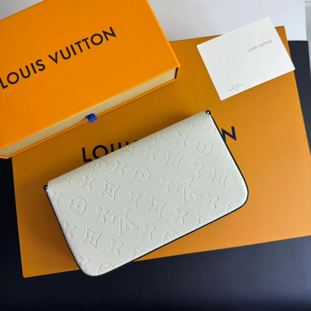 💰150 💎Upgraded original version🇫🇷Exclusive real shot# 💖This Pochette Félicie three-in-one💖chain bag is made of Monogram Empreinte leather, with subtle embossing to present Louis Vuitton’s classic Monogram pattern. The envelope-style construction offers ample interior space, and includes a removable zippered pocket and card compartment. Attach the chain to explore more modern carrying options. Model: M64065 white / 61276 Dimensions: 21 x 12 x 3 cm (length x height x width)