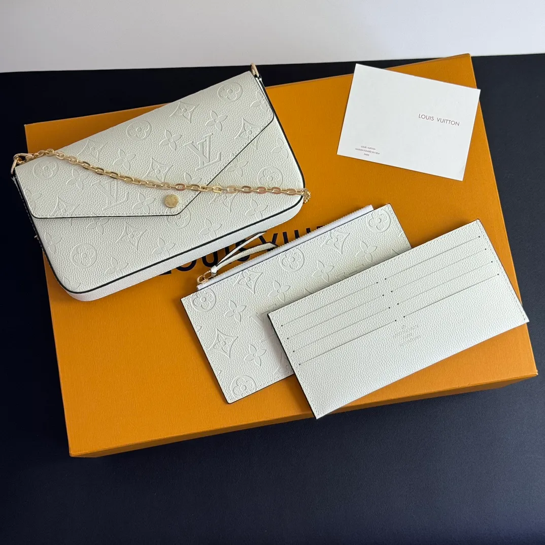 💰150 💎Upgraded original version🇫🇷Exclusive real shot# 💖This Pochette Félicie three-in-one💖chain bag is made of Monogram Empreinte leather, with subtle embossing to present Louis Vuitton’s classic Monogram pattern. The envelope-style construction offers ample interior space, and includes a removable zippered pocket and card compartment. Attach the chain to explore more modern carrying options. Model: M64065 white / 61276 Dimensions: 21 x 12 x 3 cm (length x height x width)