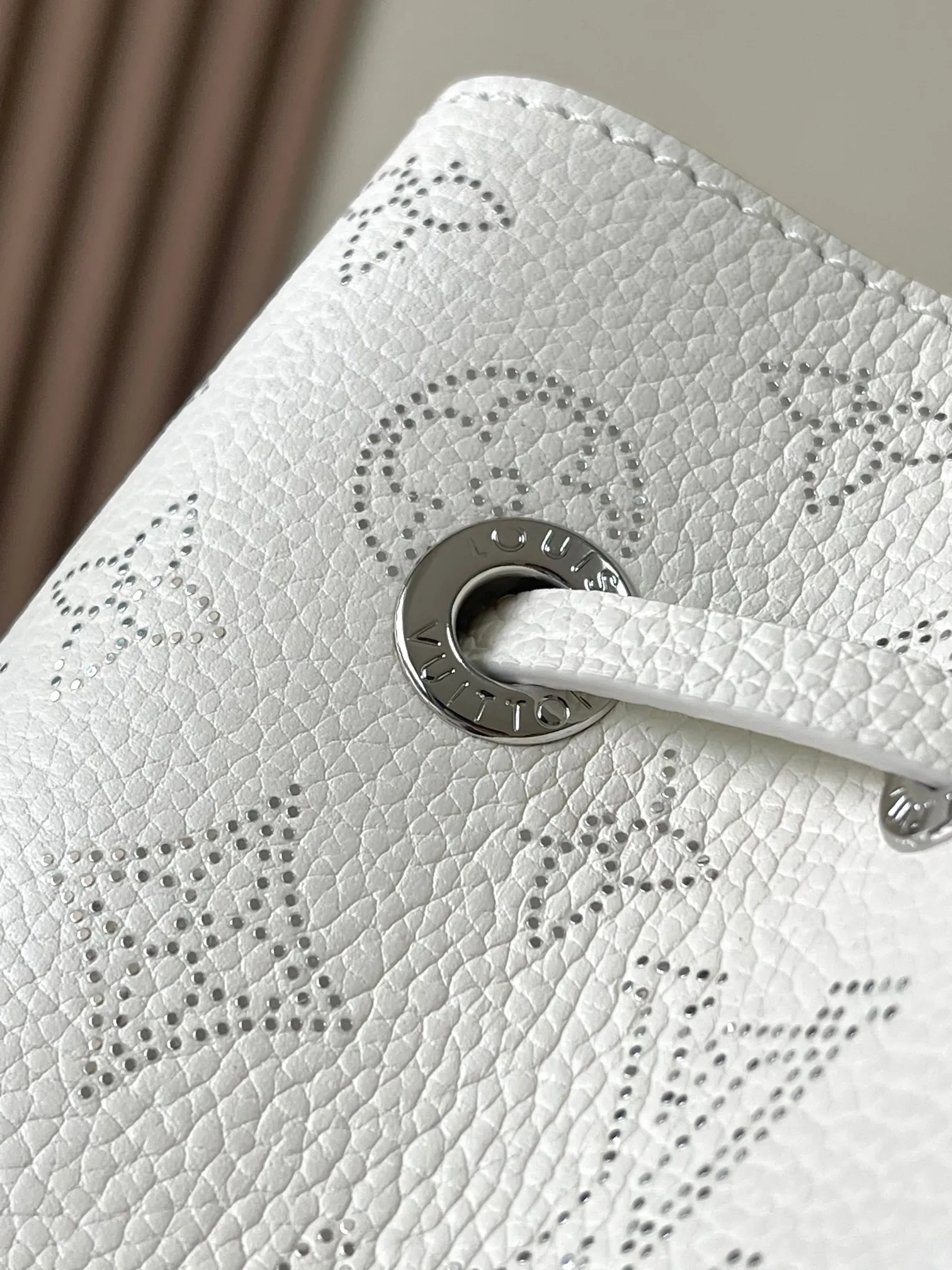 p3100 [Special grade MB163c chip version original leather] This Bella handbag Model: M11841 off-white 163c chip Material: Grade A all-steel hardware, imported original cowhide Packaging: Full set of original duty-free MB packaging Dimensions: 19.0 x 22.0 x 14.0cm