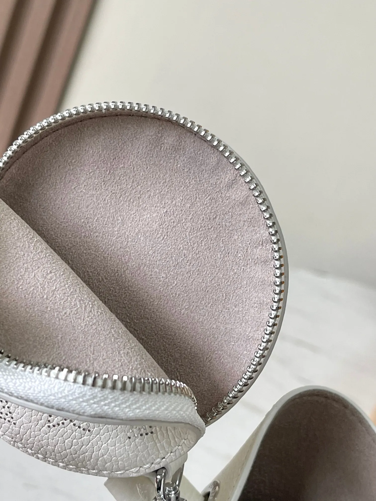p3100 [Special grade MB163c chip version original leather] This Bella handbag Model: M11841 off-white 163c chip Material: Grade A all-steel hardware, imported original cowhide Packaging: Full set of original duty-free MB packaging Dimensions: 19.0 x 22.0 x 14.0cm