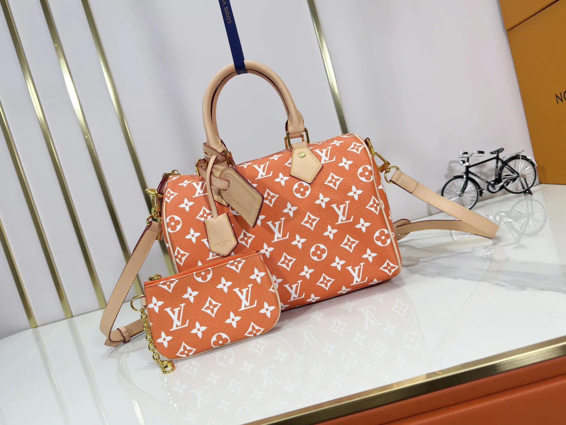 P280 Upgraded original M24426 M24425 M24424 M24423 M24443 M This Speedy Bandoulière 25 Monogram Leather handbag is made of soft cow leather and uses Monogram pattern to reproduce the elegant look and feel of canvas printing. Dazzling metal hardware, sheepskin lining and nameplate all reflect Creative Director Pharrell Williams' relentless attention to detail. Dimensions: 25.0 x 15.0 x 15.0 cm (length x height x width)