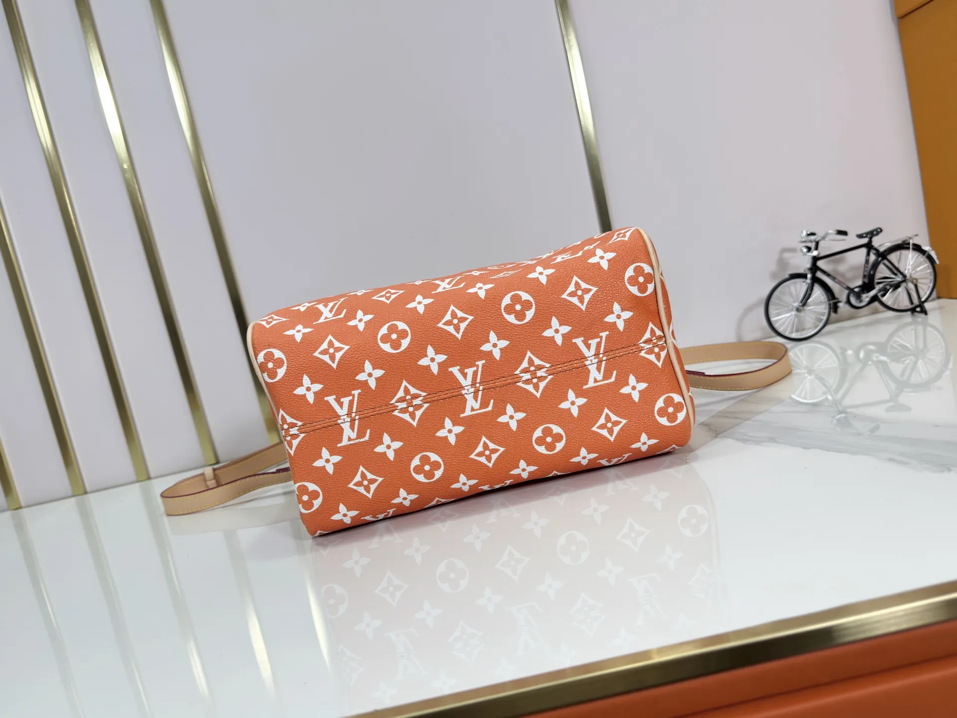 P280 Upgraded original M24426 M24425 M24424 M24423 M24443 M This Speedy Bandoulière 25 Monogram Leather handbag is made of soft cow leather and uses Monogram pattern to reproduce the elegant look and feel of canvas printing. Dazzling metal hardware, sheepskin lining and nameplate all reflect Creative Director Pharrell Williams' relentless attention to detail. Dimensions: 25.0 x 15.0 x 15.0 cm (length x height x width)
