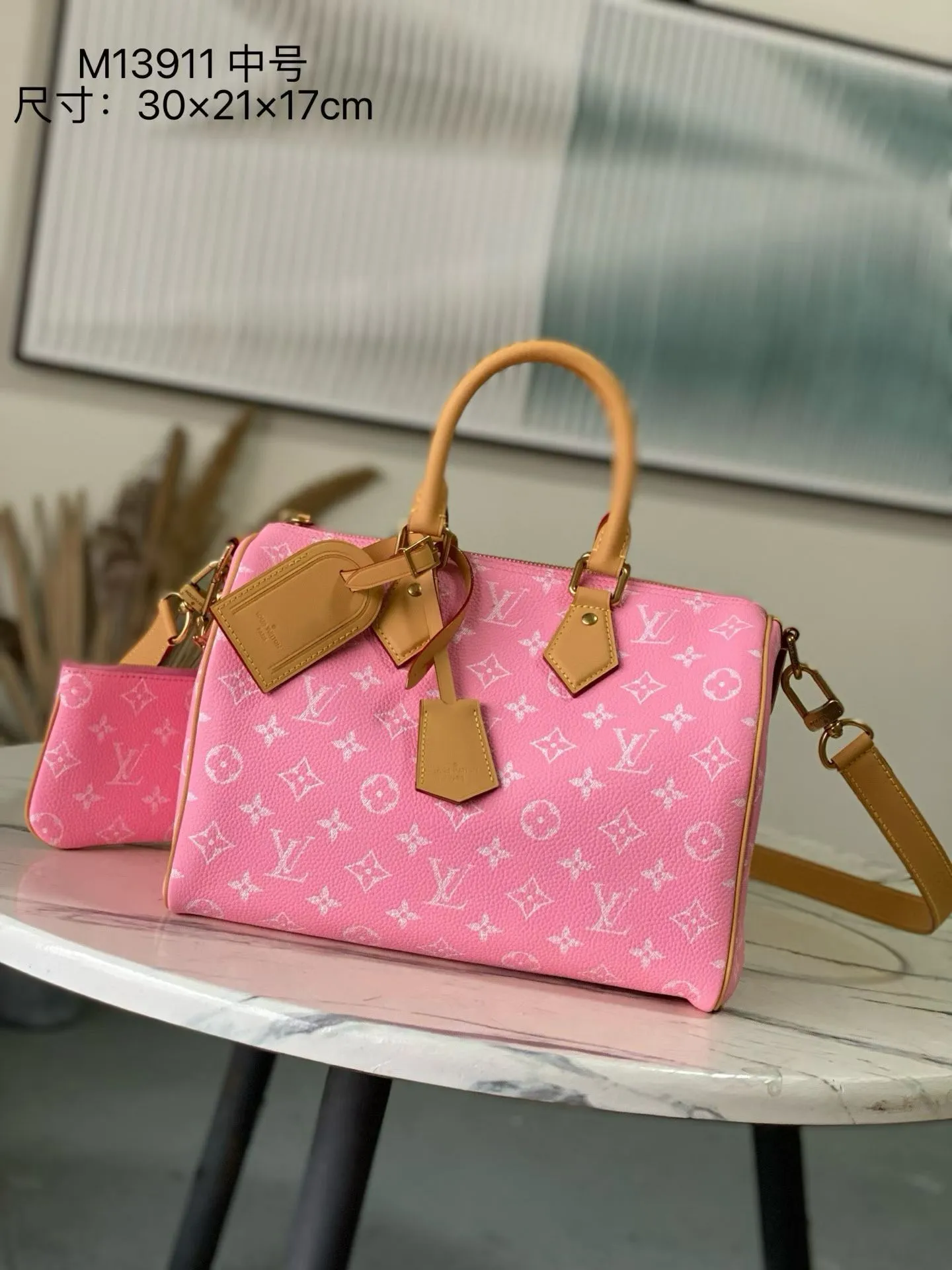💰1700 Top Original Order M13914 Pink Medium This Speedy P18 Bandouliere 30 handbag is made of soft cow leather with deep cow leather trim and a detachable and adjustable shoulder strap. Exquisite stitching, dyed edges and the iconic P18 nameplate create ingenious details. Dimensions: 30 × 22.5 × 18 cm