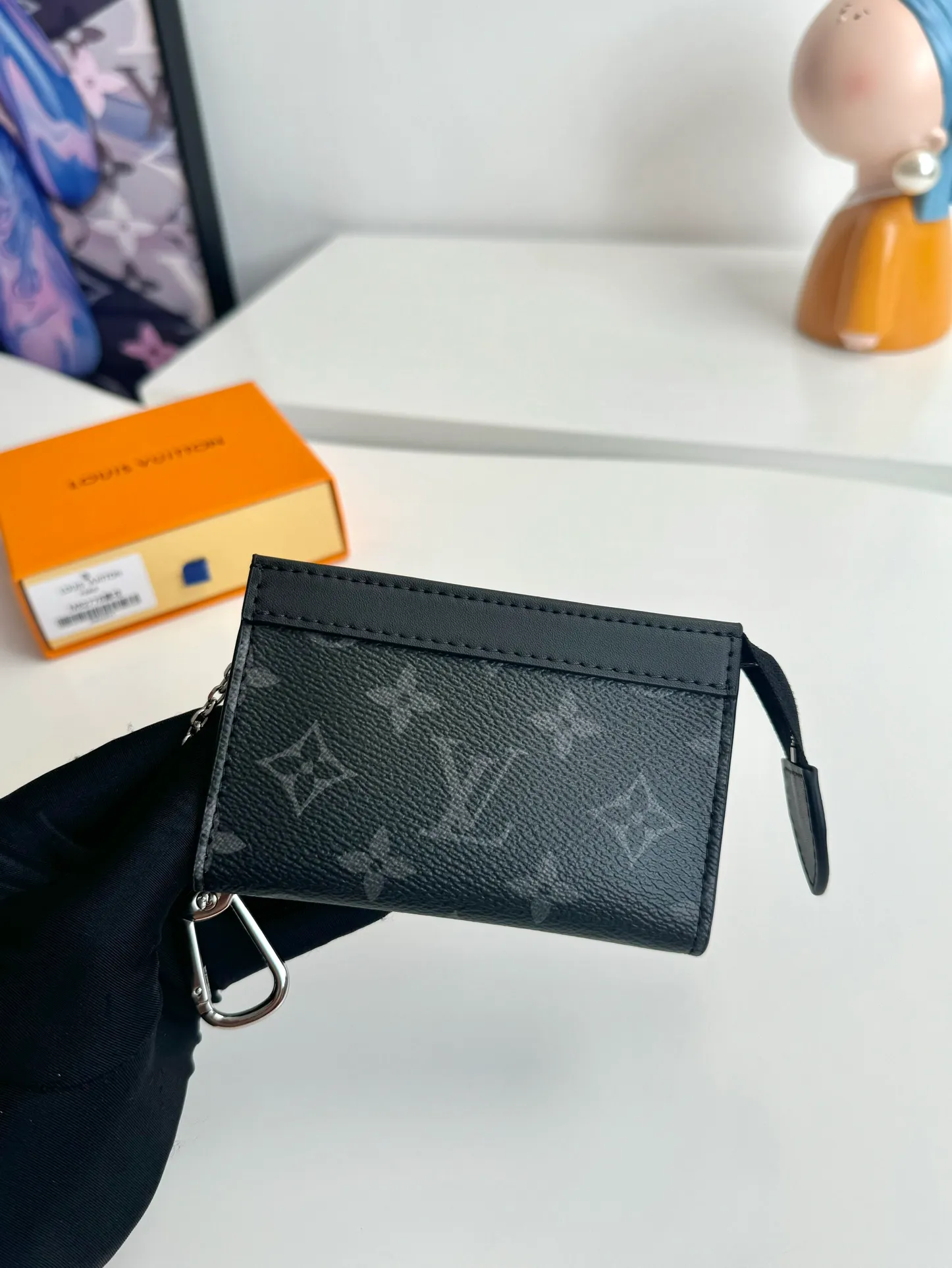 Factory price 300 🇫🇷Exclusive real shot of overseas original M82776 black flower! This Voyage key bag is made of Monogram Eclipse canvas with cowhide leather trim. It has a zipper closure to securely store coins, folded bills, cards and keys. The hook fastener secures easily to the D-ring inside the Louis Vuitton bag. Size: 12×7.5×3cm