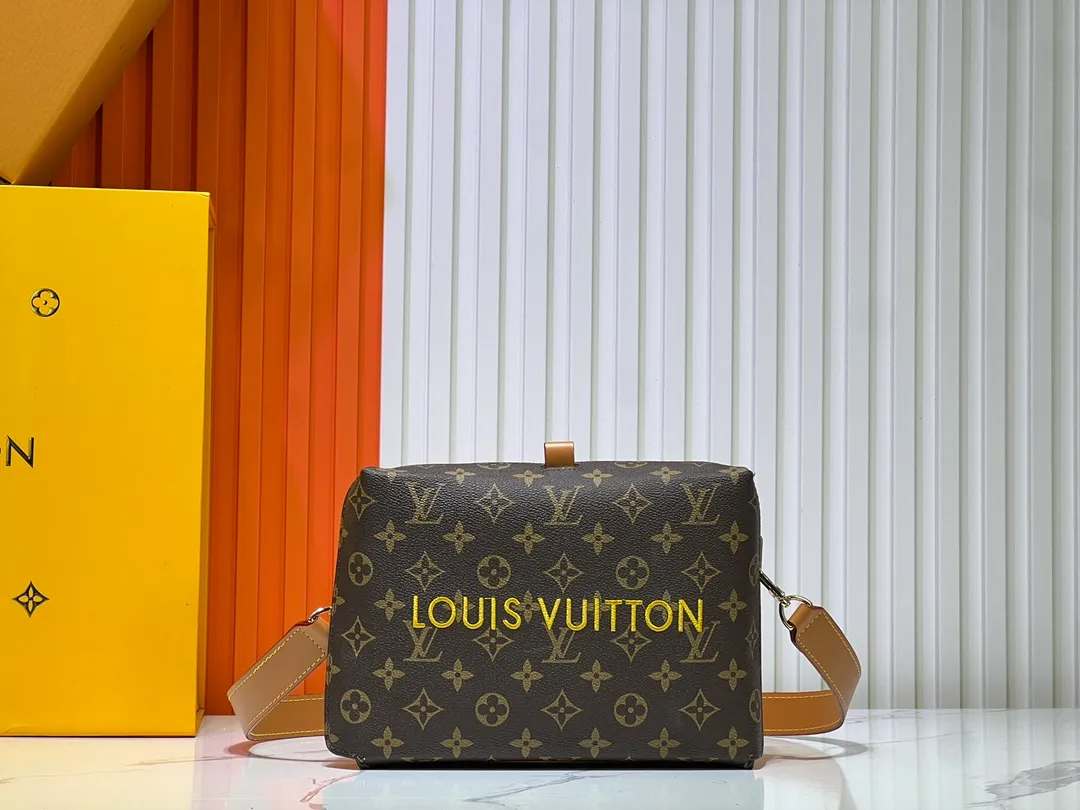 Batch 260💰Upgraded original M24455 This Shopper medium handbag draws inspiration from Louis Vuitton shopping bags, with the words Louis Vuitton and Maison Fondée En 1854 written on soft cow leather. It is equipped with a top handle and a detachable shoulder strap. Dimensions: 23.0x16.5x7.0 cm (length x height x width)