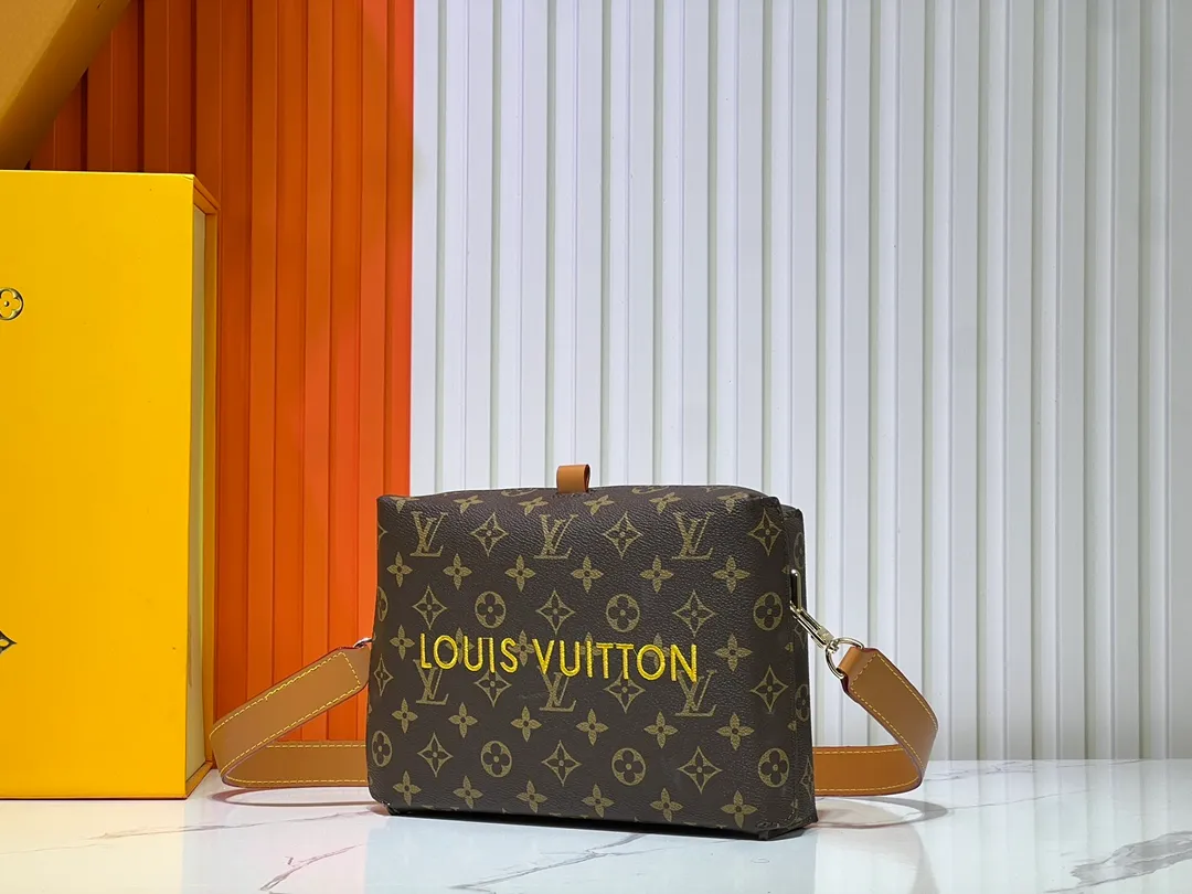 Batch 260💰Upgraded original M24455 This Shopper medium handbag draws inspiration from Louis Vuitton shopping bags, with the words Louis Vuitton and Maison Fondée En 1854 written on soft cow leather. It is equipped with a top handle and a detachable shoulder strap. Dimensions: 23.0x16.5x7.0 cm (length x height x width)