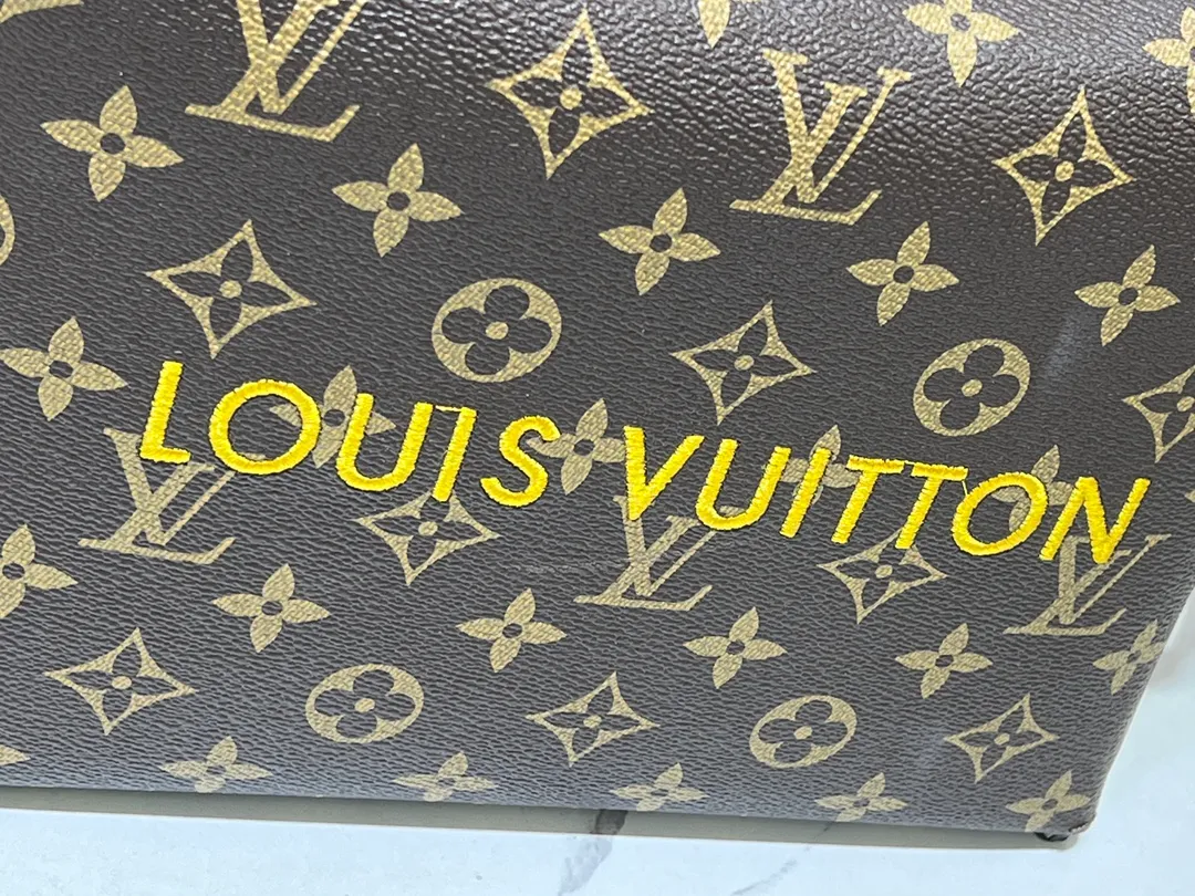Batch 260💰Upgraded original M24455 This Shopper medium handbag draws inspiration from Louis Vuitton shopping bags, with the words Louis Vuitton and Maison Fondée En 1854 written on soft cow leather. It is equipped with a top handle and a detachable shoulder strap. Dimensions: 23.0x16.5x7.0 cm (length x height x width)