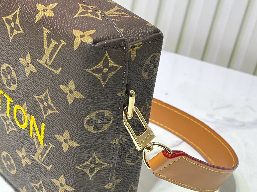 Batch 260💰Upgraded original M24455 This Shopper medium handbag draws inspiration from Louis Vuitton shopping bags, with the words Louis Vuitton and Maison Fondée En 1854 written on soft cow leather. It is equipped with a top handle and a detachable shoulder strap. Dimensions: 23.0x16.5x7.0 cm (length x height x width)