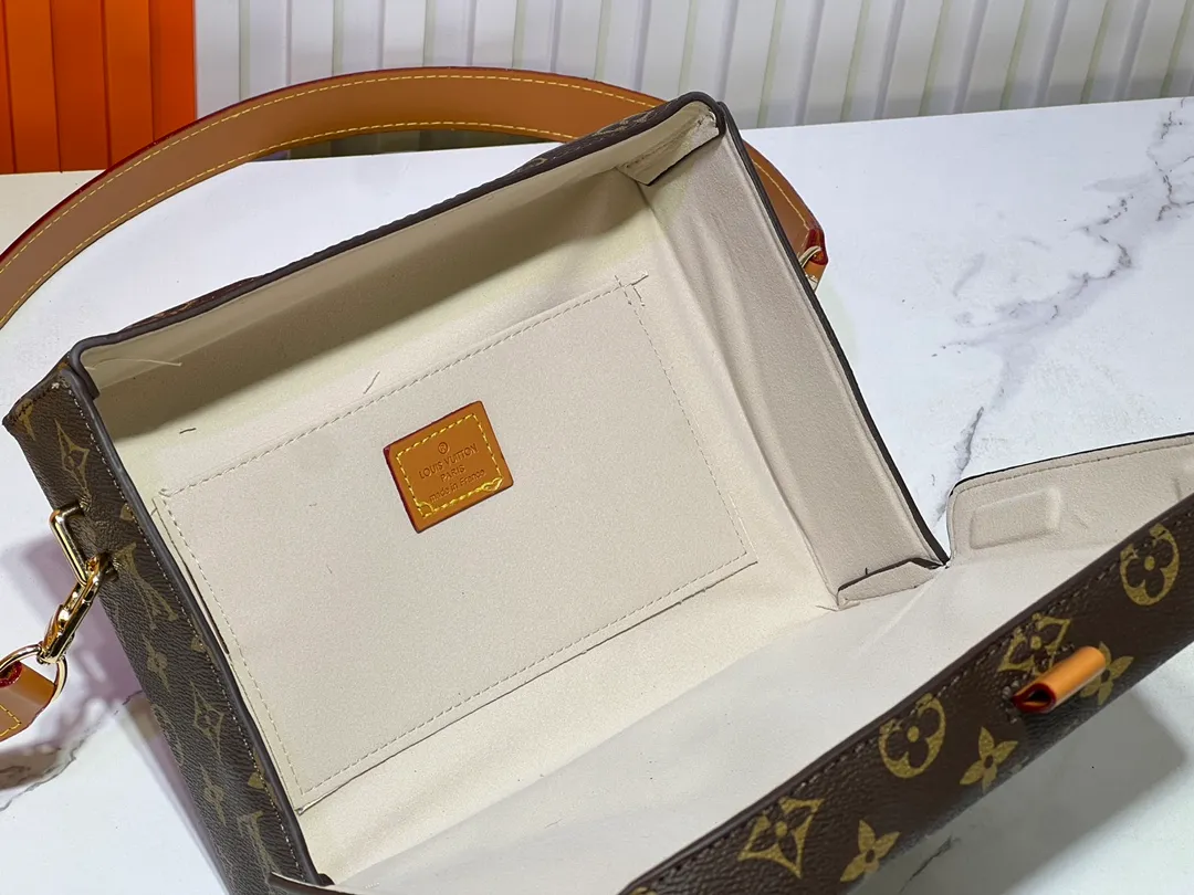 Batch 260💰Upgraded original M24455 This Shopper medium handbag draws inspiration from Louis Vuitton shopping bags, with the words Louis Vuitton and Maison Fondée En 1854 written on soft cow leather. It is equipped with a top handle and a detachable shoulder strap. Dimensions: 23.0x16.5x7.0 cm (length x height x width)