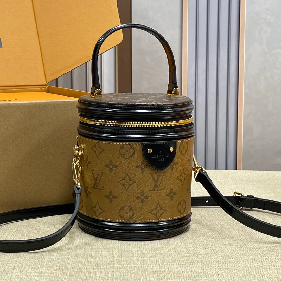 [Upgraded version] P520🐶Upgraded version. Real gold hardware, M43986🐶With complete packaging ❣️VANITY Handbag Drawing on the shape of the long-established LV Cannes makeup case, women's clothing art director Nicolas Ghesquière recreates the classic charm of the past with this semi-rigid handbag. Small size, Monogram and Monogram Reverse coated canvas mixed fabric, full of traditional Louis Vuitton design, very elegant. Features a top handle and removable leather shoulder strap for multiple carrying options. Dimensions: 15.0x 17.0x 15.0 cm